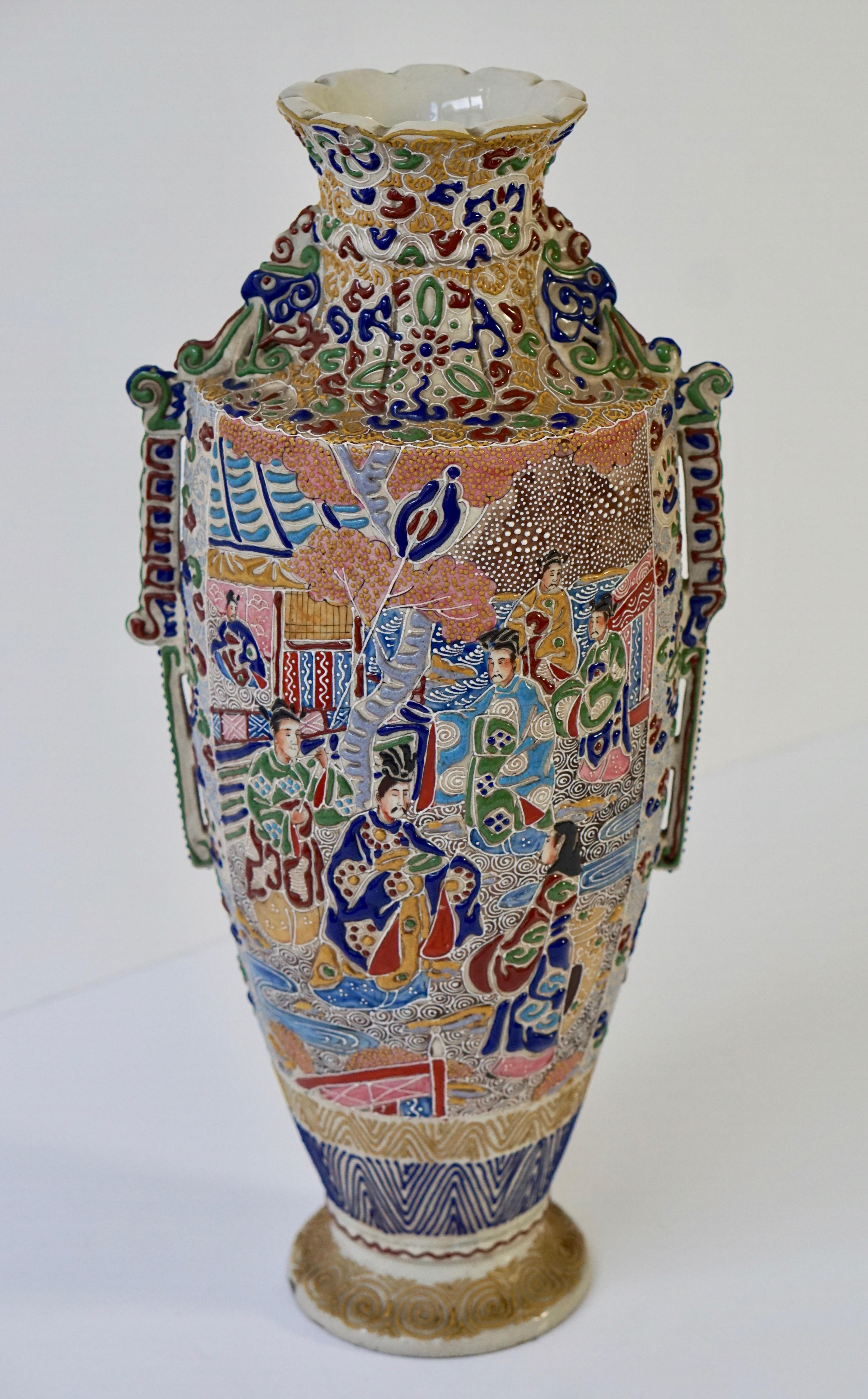Japanische Satsuma-Vase mit Figuren im Angebot 1