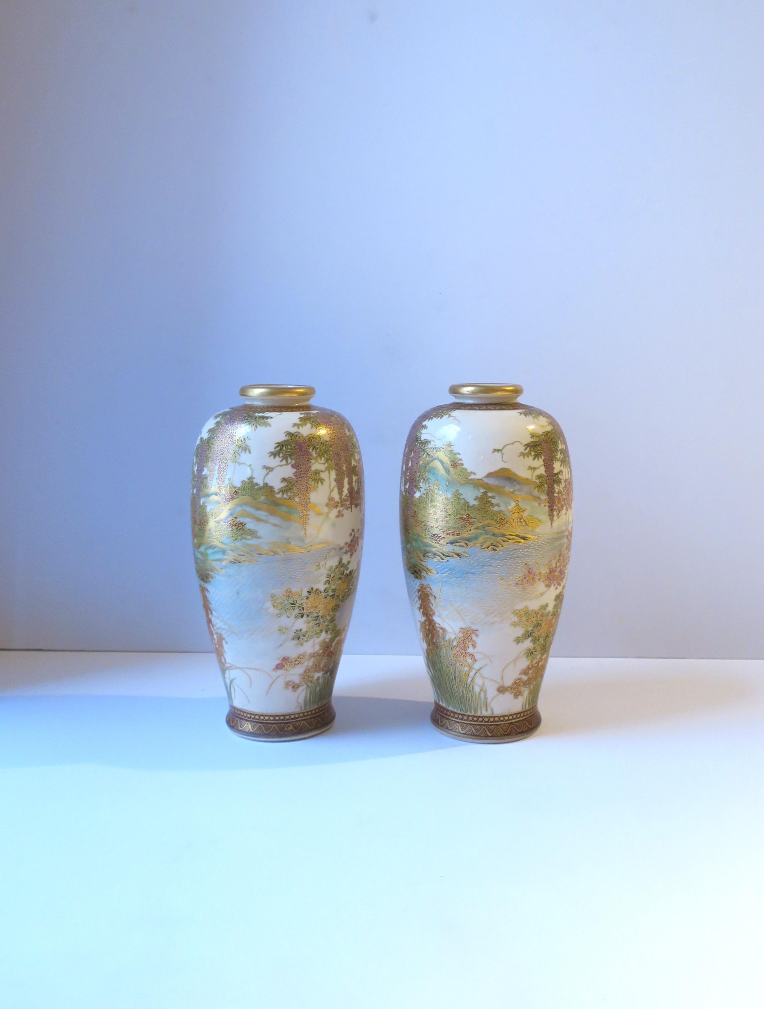 Japanische Satsuma-Vasen, Paar (Tonware) im Angebot