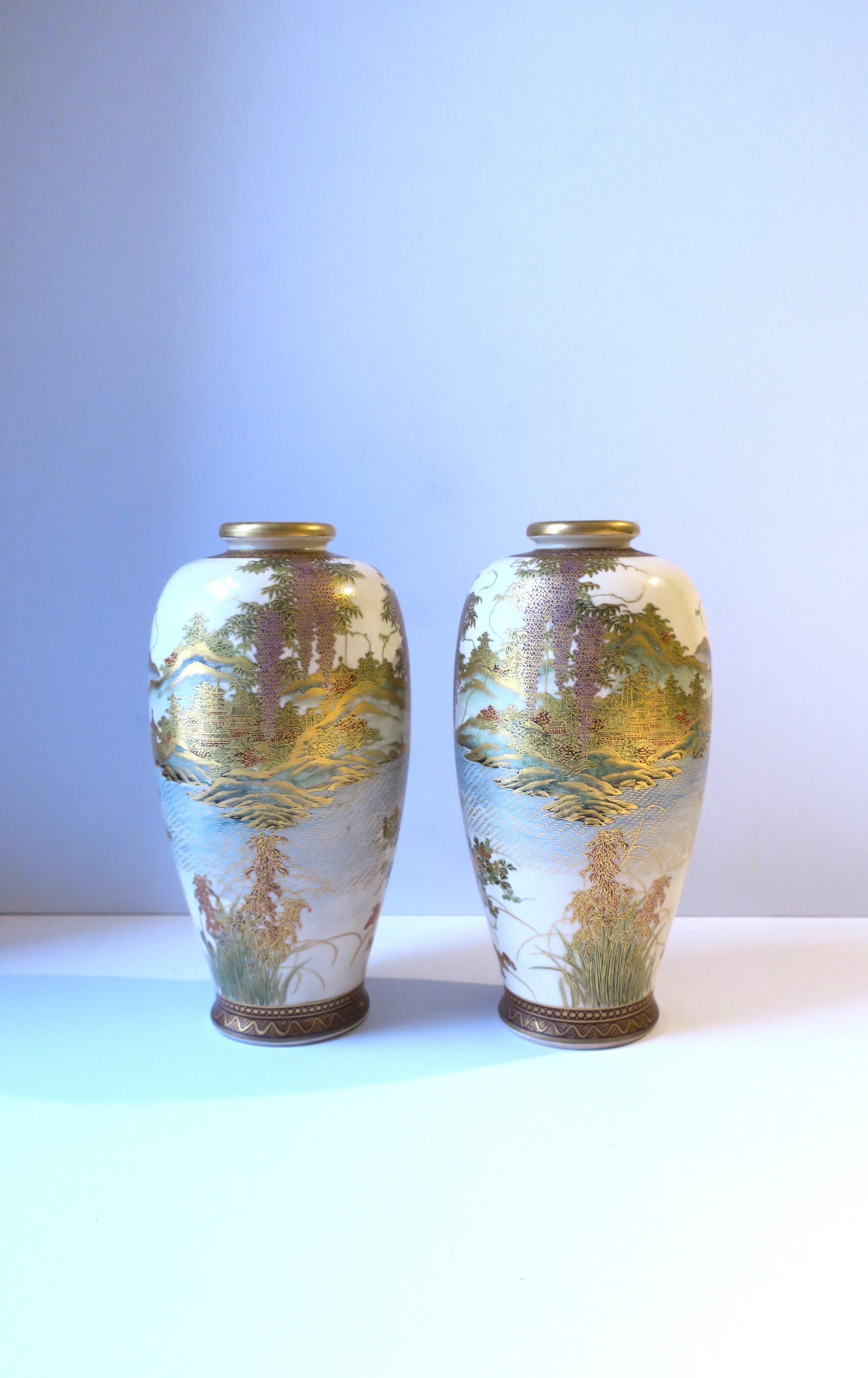 Japanische Satsuma-Vasen, Paar im Angebot 2