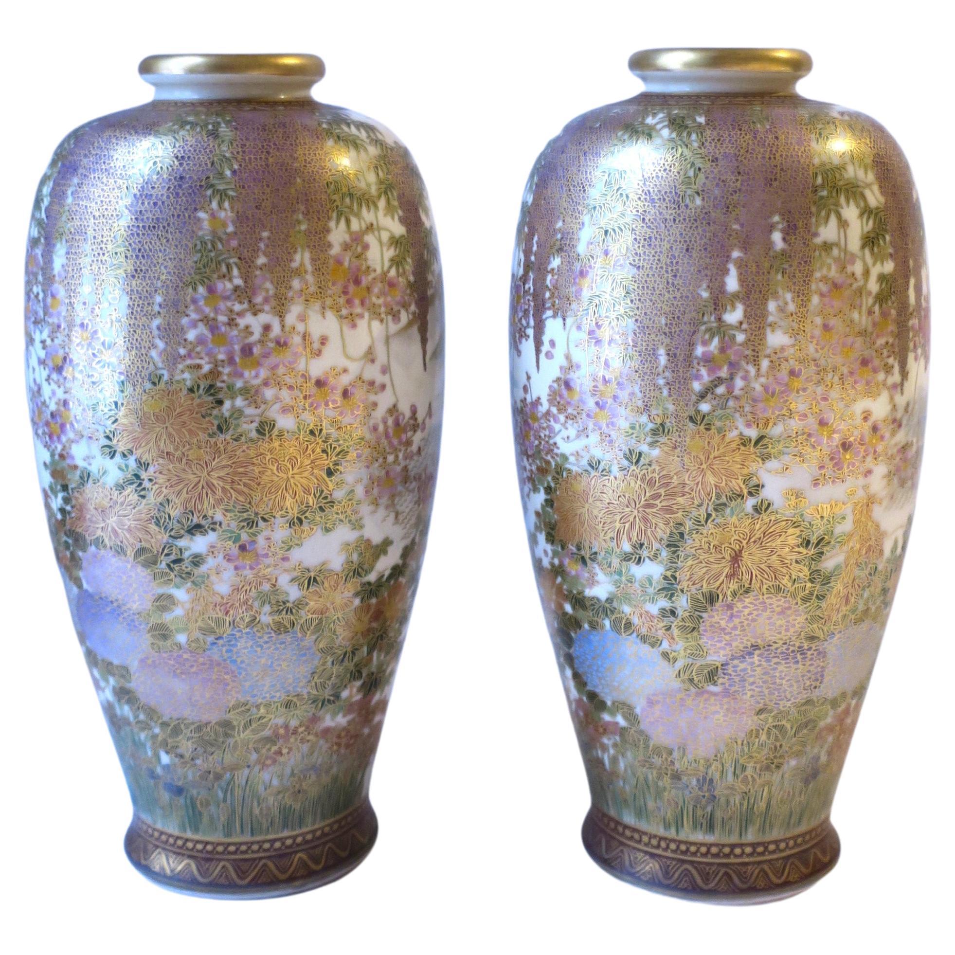Japanische Satsuma-Vasen, Paar im Angebot