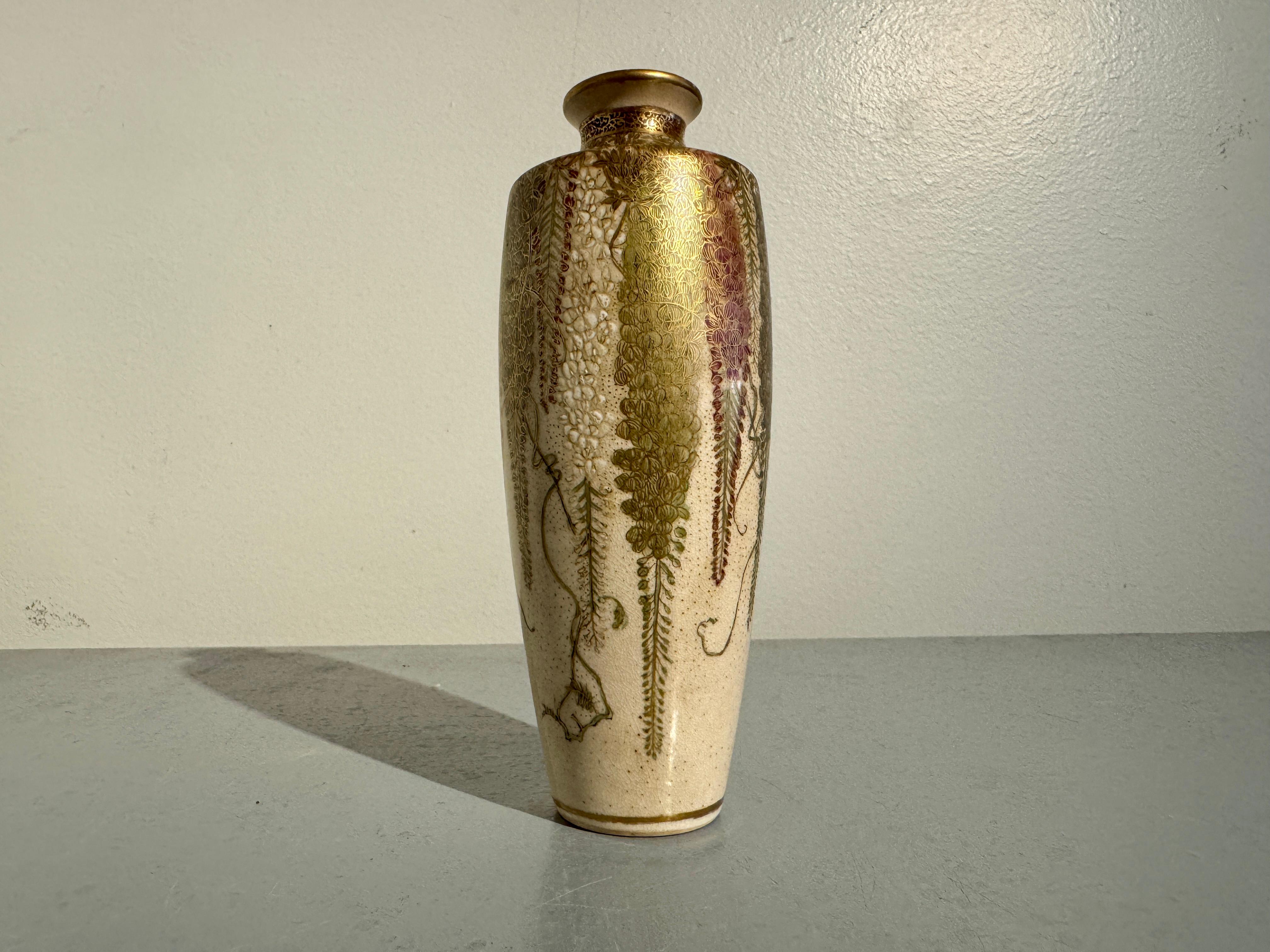 Exquisite kleine japanische Satsuma-Vase mit Glyziniendesign, signiert Gyokuzan (Chin Jukan XII, geb. 1835 - gest. 1906), Meiji-Periode, spätes 19. Jahrhundert (zwischen 1874 und 1897), Japan.

Die kleine Vase hat eine schlanke Form mit einem hohen,