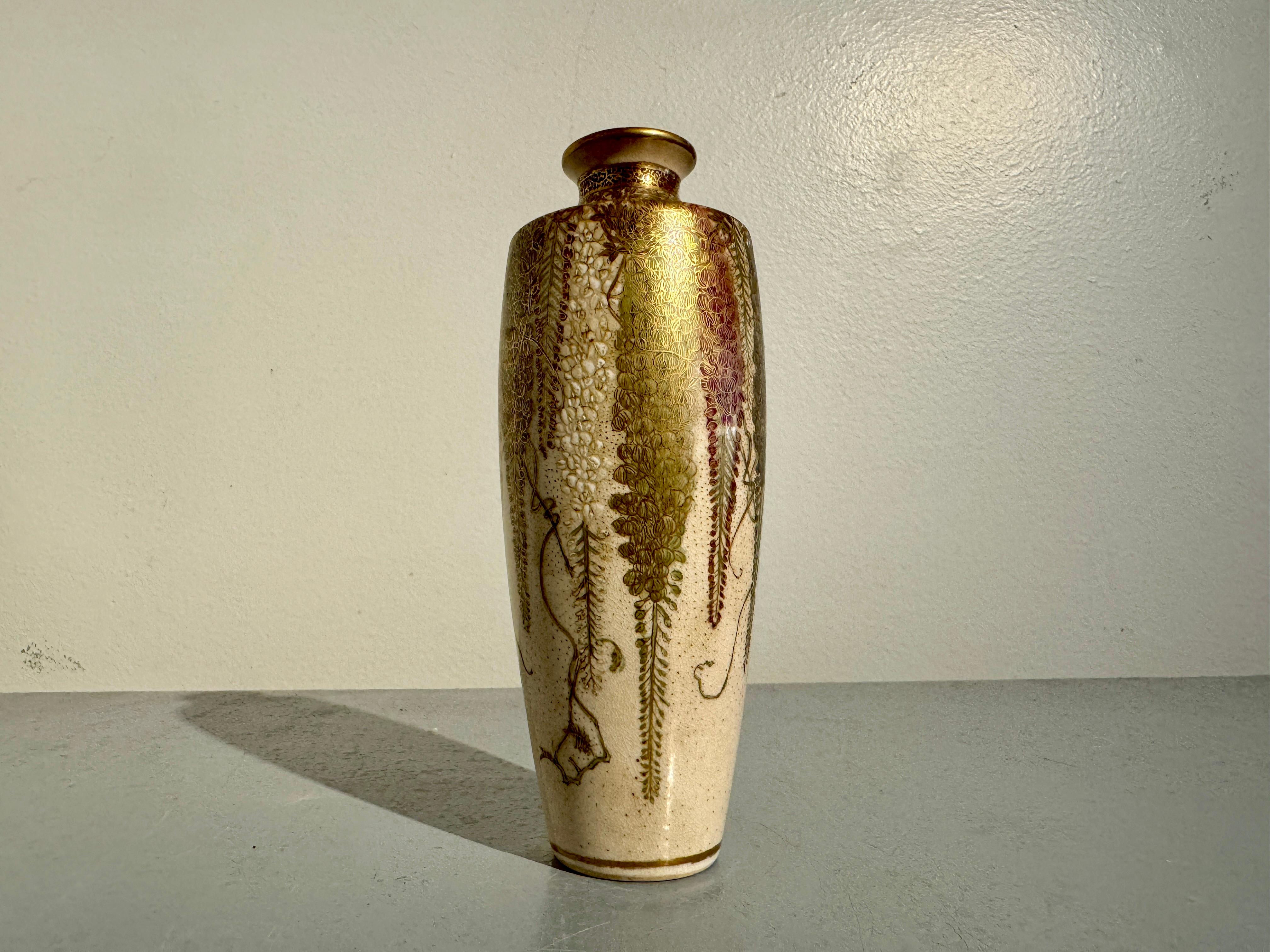 Japanische Satsuma-Vase mit Glyzinien von Gyukuzan (Chin Jukan XII), Meiji-Zeit, Japan (Meiji-Periode) im Angebot