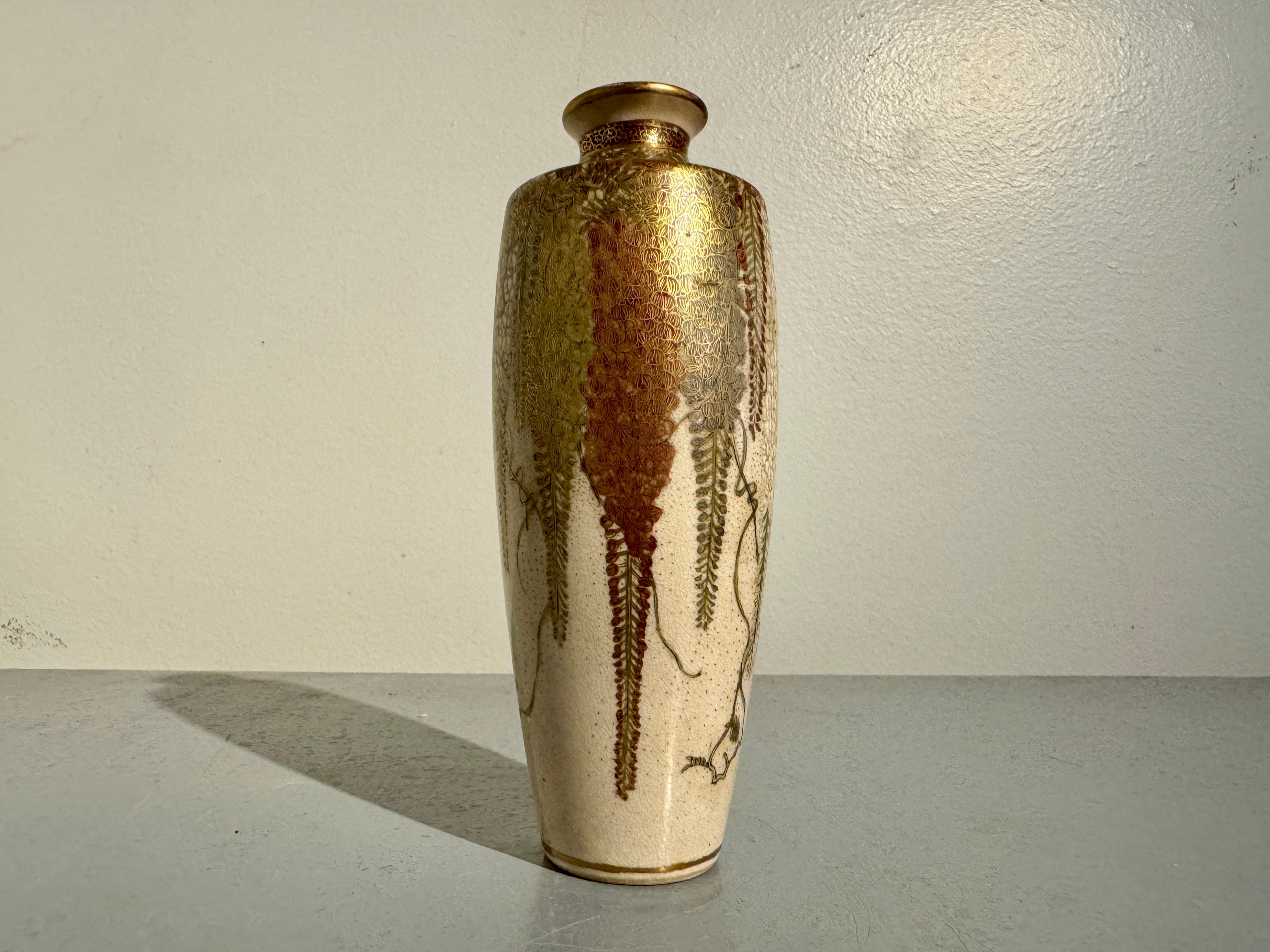 Japanische Satsuma-Vase mit Glyzinien von Gyukuzan (Chin Jukan XII), Meiji-Zeit, Japan (Emailliert) im Angebot