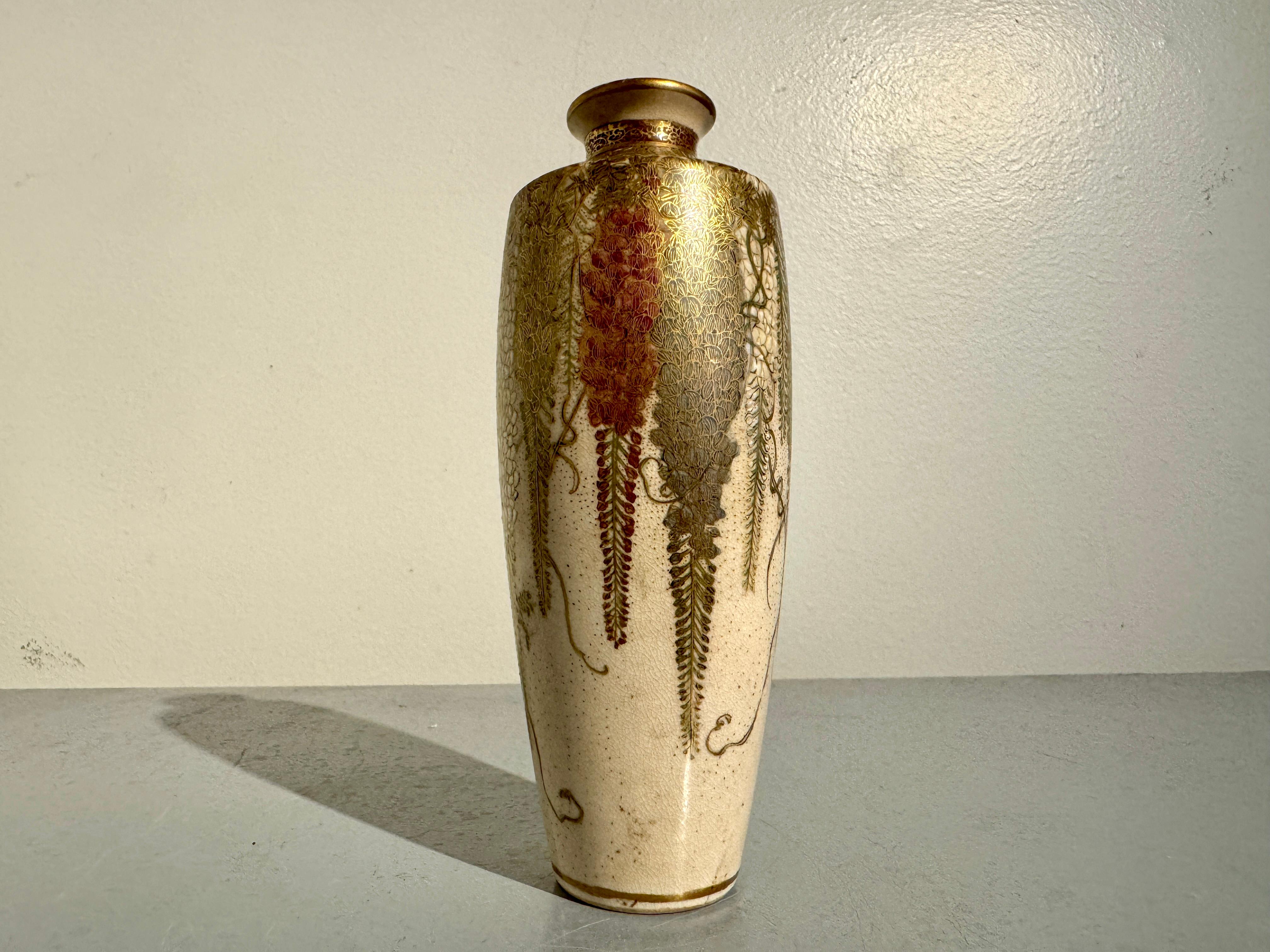 Japanische Satsuma-Vase mit Glyzinien von Gyukuzan (Chin Jukan XII), Meiji-Zeit, Japan im Zustand „Gut“ im Angebot in Austin, TX