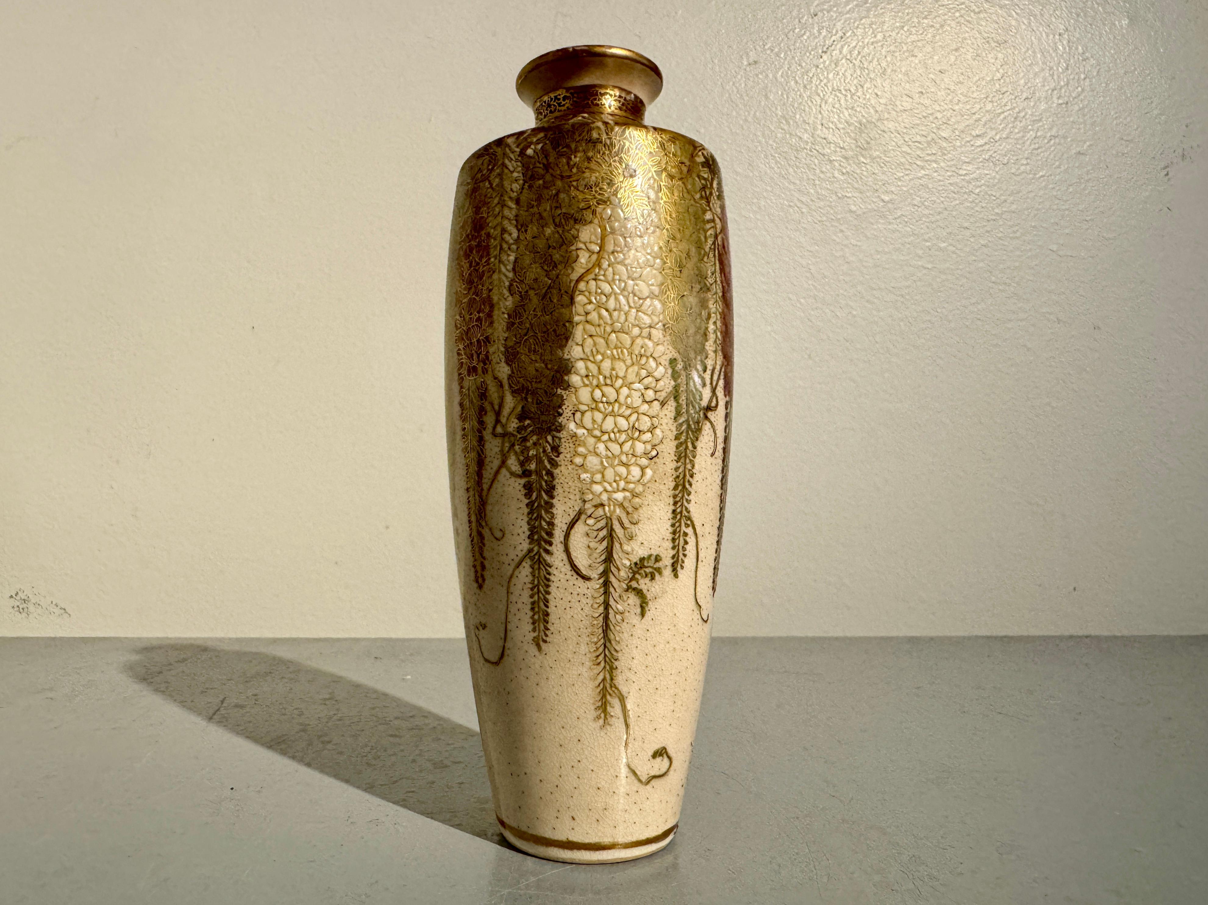 Japanische Satsuma-Vase mit Glyzinien von Gyukuzan (Chin Jukan XII), Meiji-Zeit, Japan (19. Jahrhundert) im Angebot