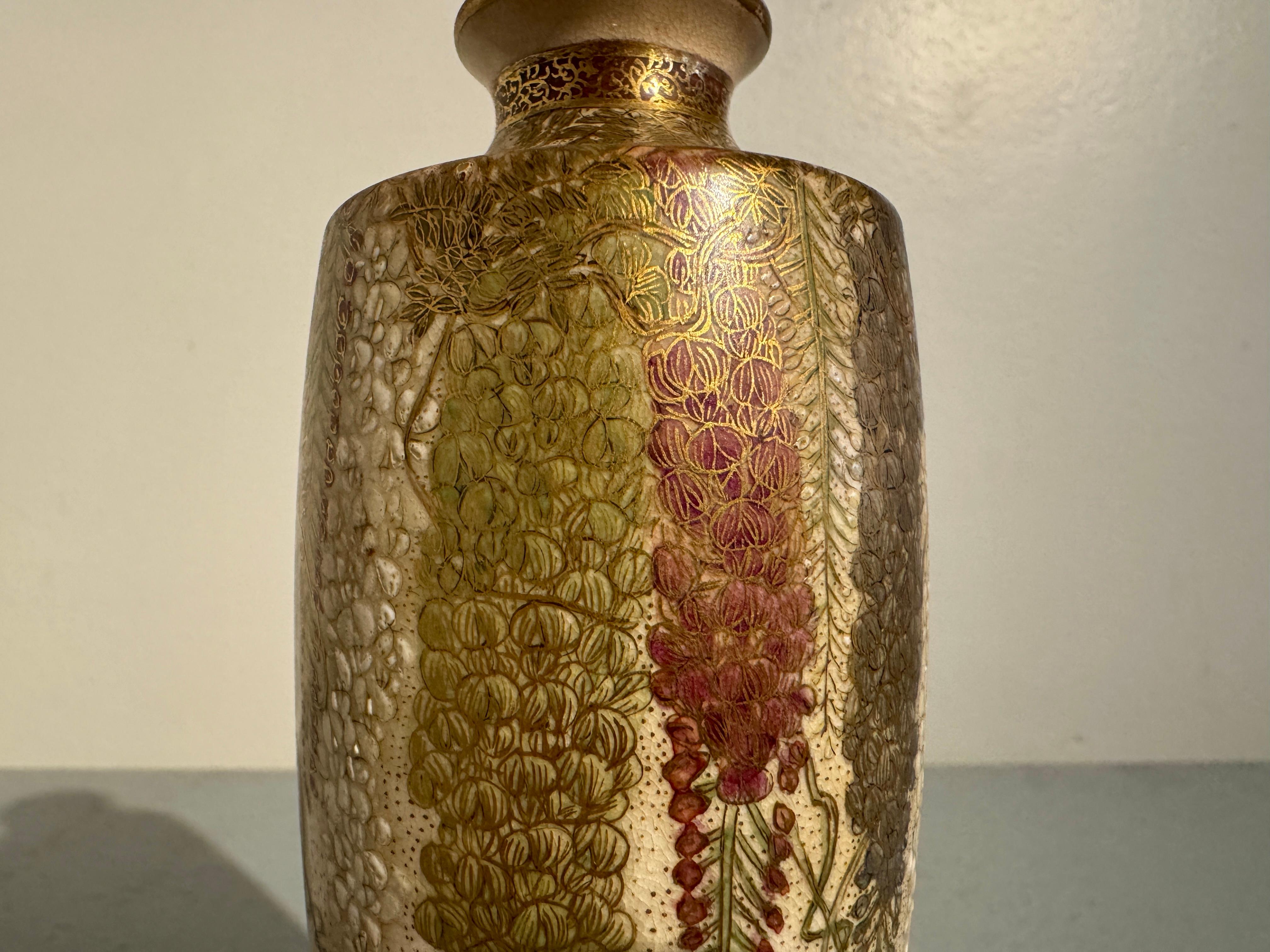 Japanische Satsuma-Vase mit Glyzinien von Gyukuzan (Chin Jukan XII), Meiji-Zeit, Japan (Steingut) im Angebot