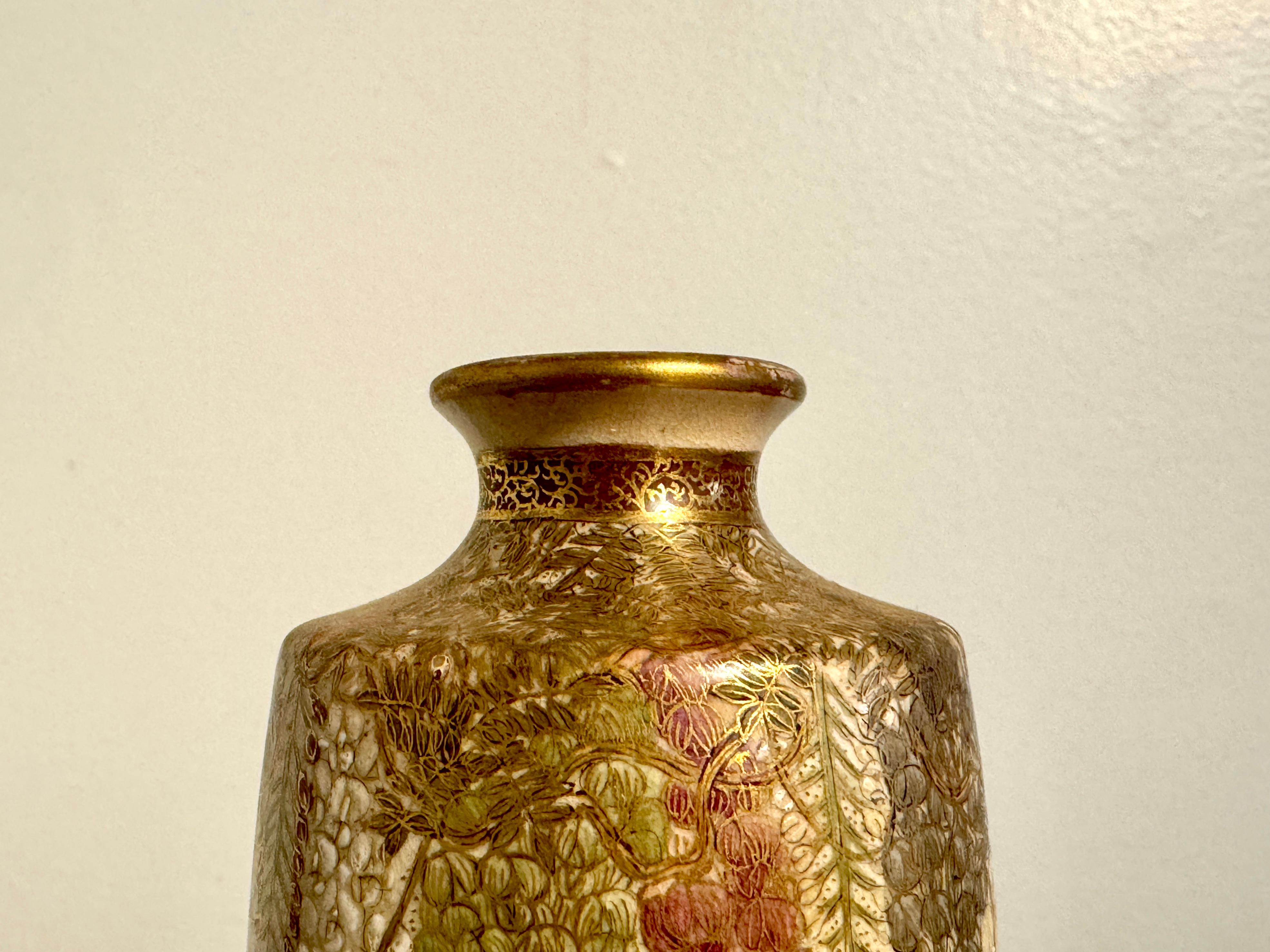 Japanische Satsuma-Vase mit Glyzinien von Gyukuzan (Chin Jukan XII), Meiji-Zeit, Japan im Angebot 1