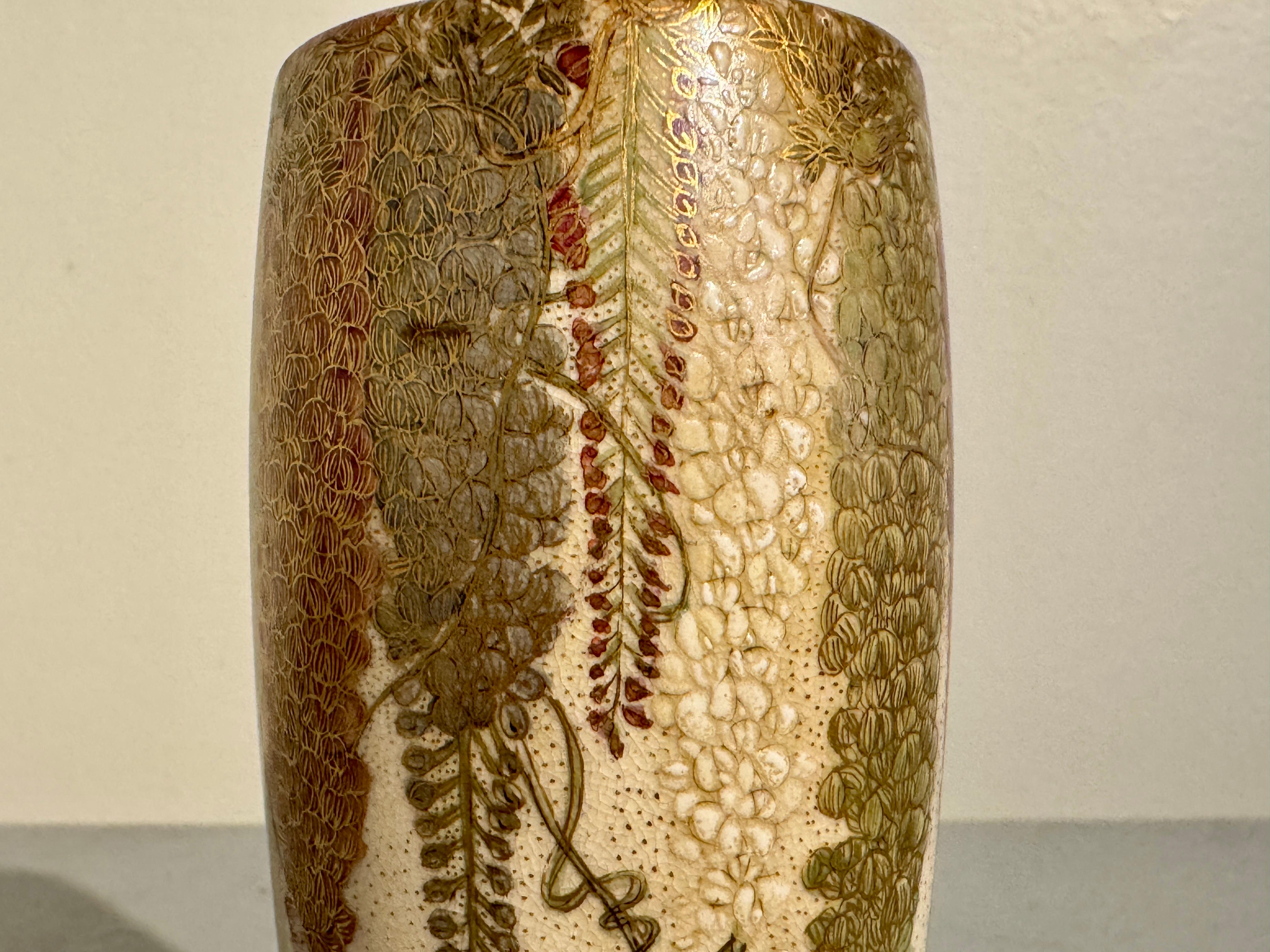 Japanische Satsuma-Vase mit Glyzinien von Gyukuzan (Chin Jukan XII), Meiji-Zeit, Japan im Angebot 2