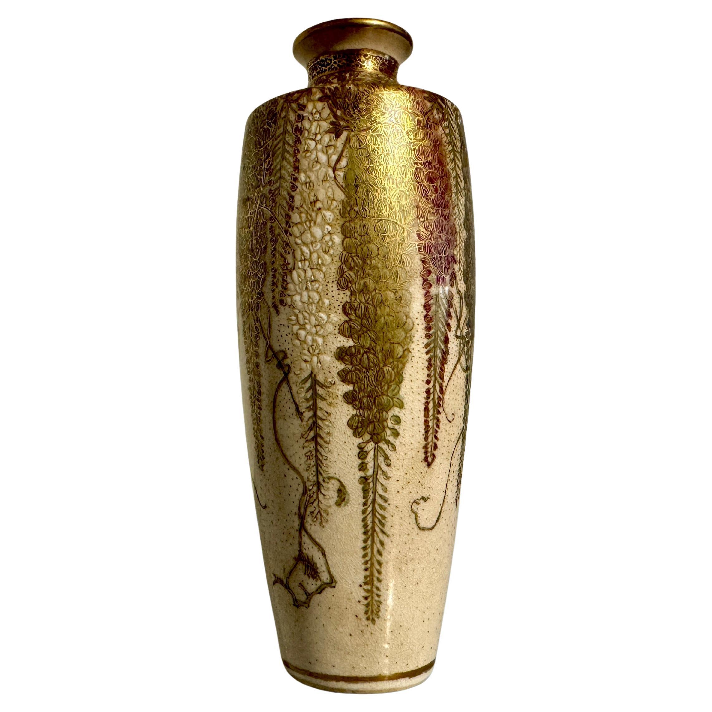 Japanische Satsuma-Vase mit Glyzinien von Gyukuzan (Chin Jukan XII), Meiji-Zeit, Japan im Angebot
