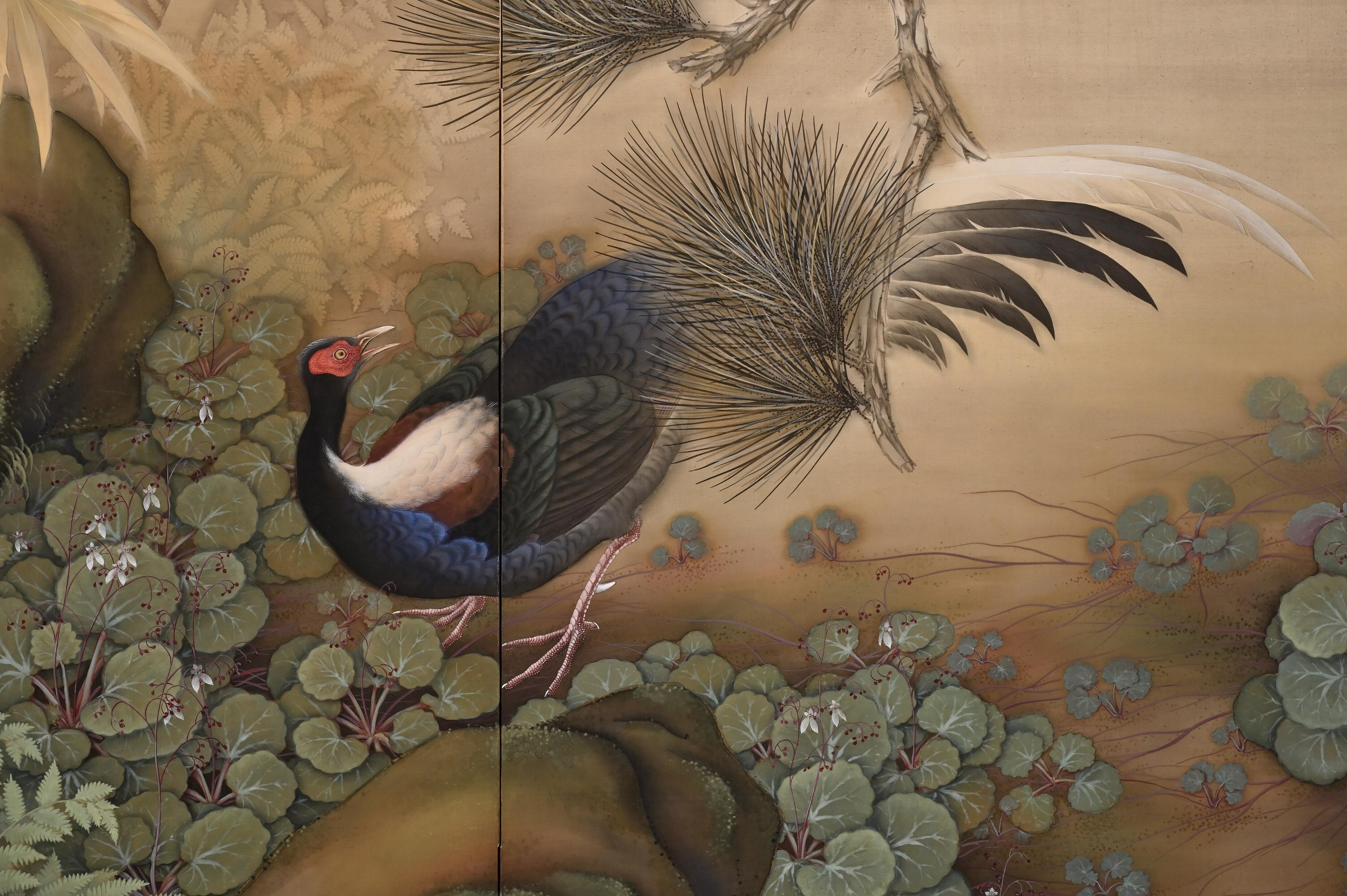 Osawa Tokan (geb. 1899)

Im Wald

Japanischer Zwei-Panel-Bildschirm. Tusche, Farbe und Gofun auf Seide.

Ein Hauptwerk von überdimensionalem Ausmaß, das eine intime, naturalistische Darstellung eines Fasans inmitten einer üppigen Fülle von Bäumen,