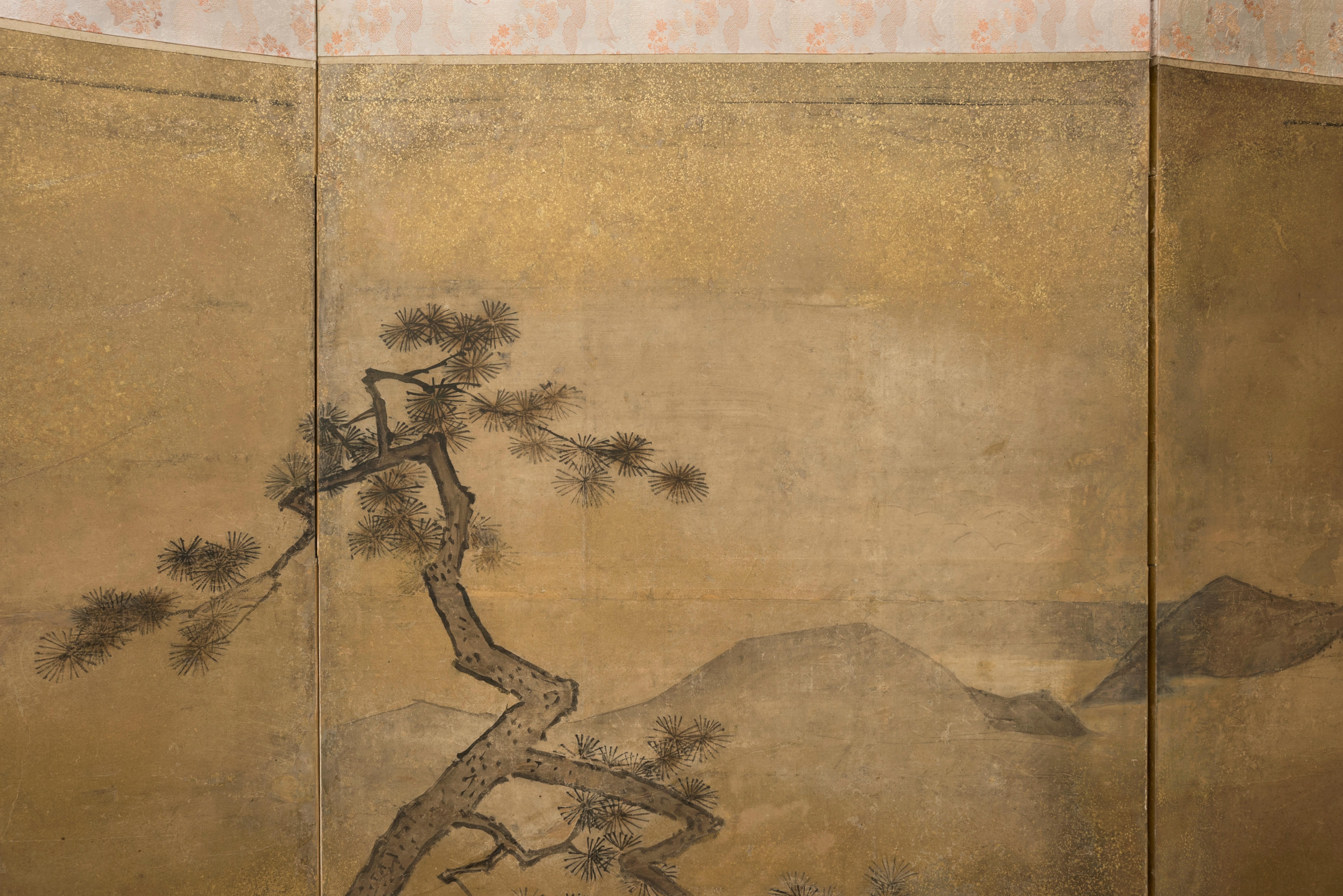 Sechstafelige Leinwand mit der Darstellung des Auszugs eines chinesischen Kaisers zu Pferd und seiner Konkubine in einer luxuriösen Sänfte aus der Stadt. 

Es könnte sich um eine Szene handeln, die das Gedicht Das Lied vom ewigen Leid (Chang hen ge,