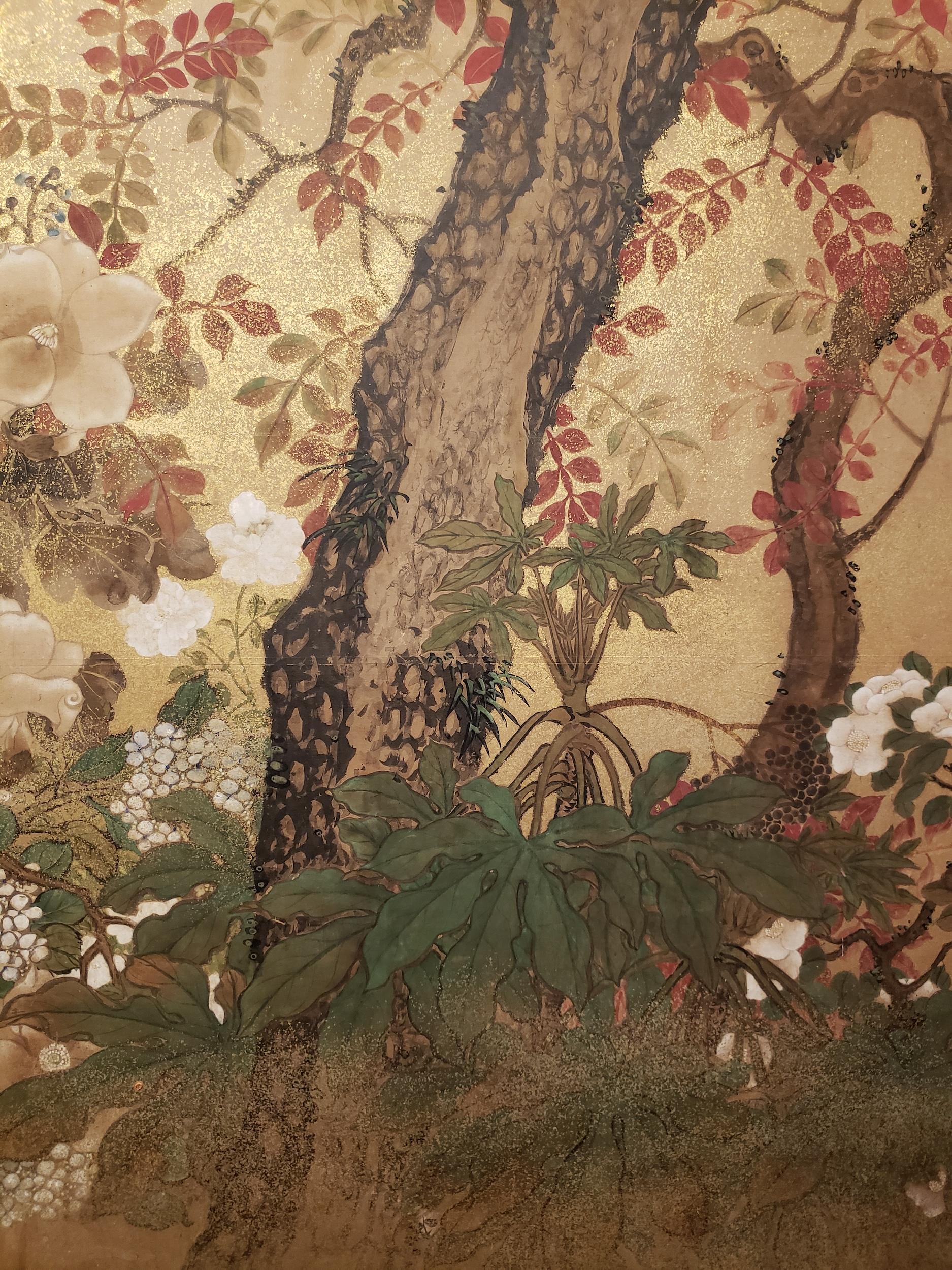 Japanischer japanischer Raumteiler mit zwei Tafeln: Bäume in geblümter Landschaft (19. Jahrhundert) im Angebot