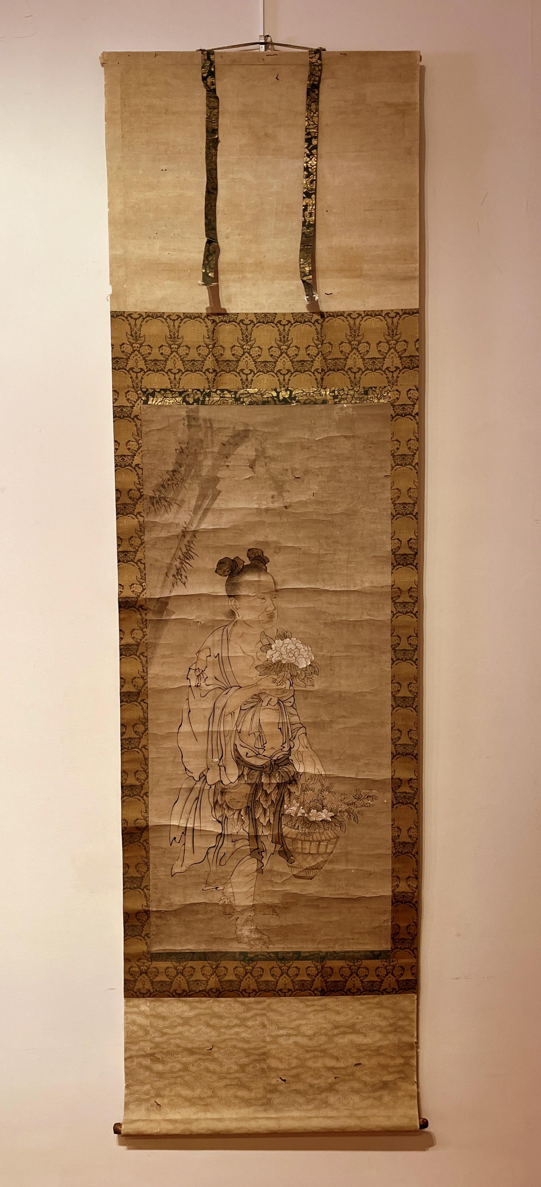 Rouleau japonais représentant une personne à la campagne avec  robe traditionnelle portant un panier de fleurs
Encre sur papier monté sur un rouleau
Taille totale :  78