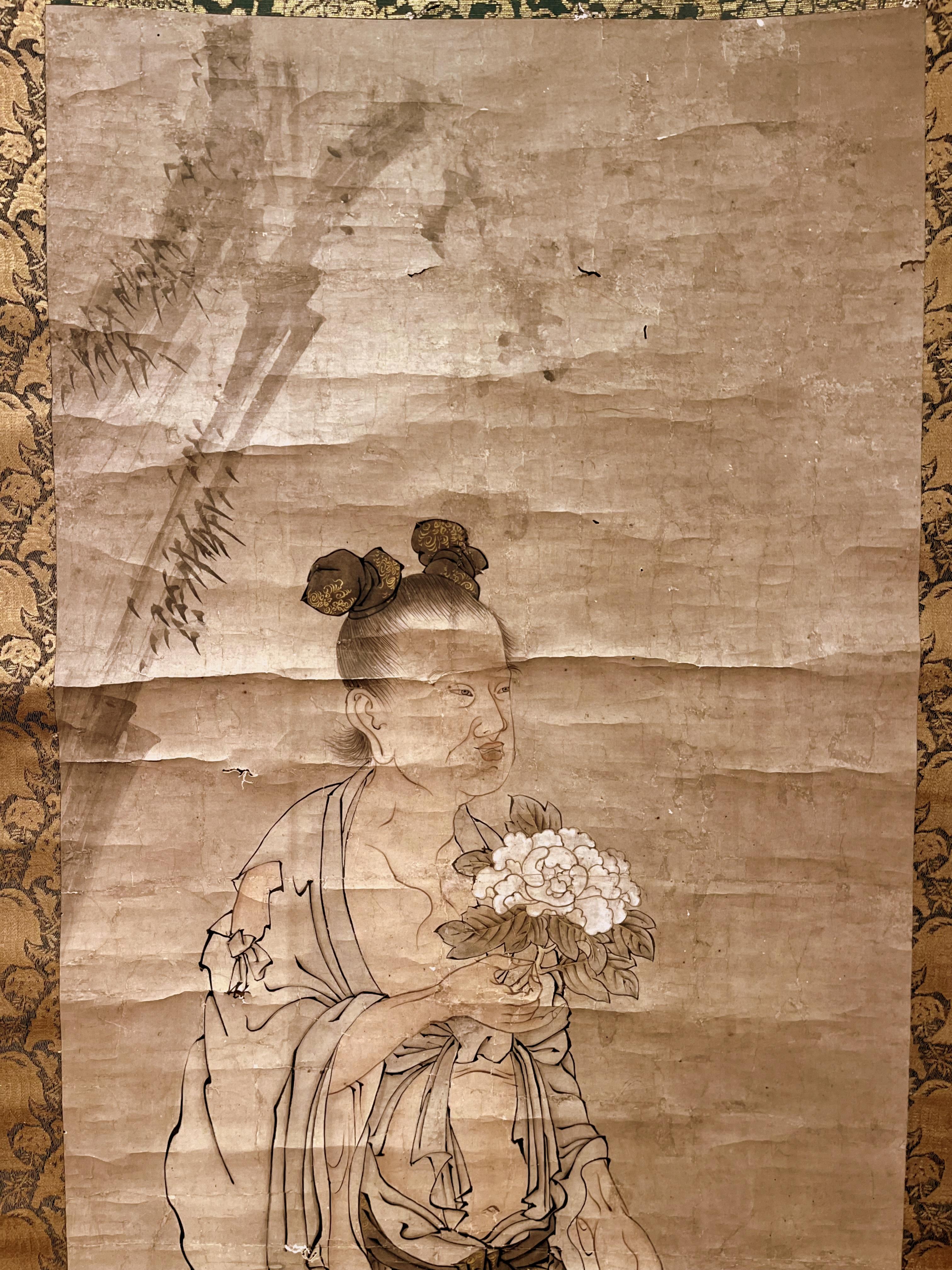 Peint Rouleau japonais représentant une personne à la campagne portant un panier de fleurs en vente