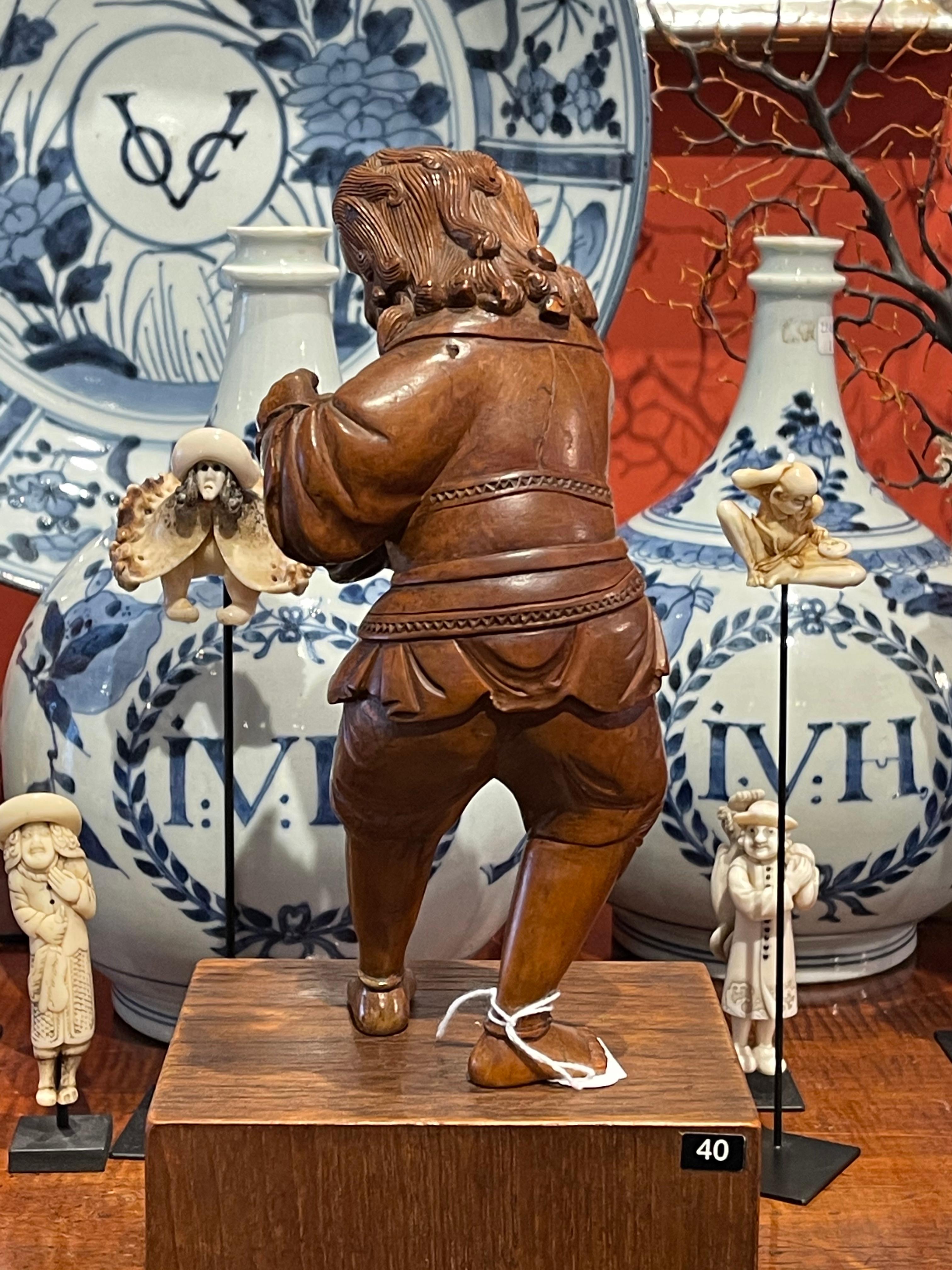 Japanische Skulptur-Okimono eines Niederländers, niederländische Kolonialstil, 18. Jahrhundert im Zustand „Gut“ im Angebot in Amsterdam, NL