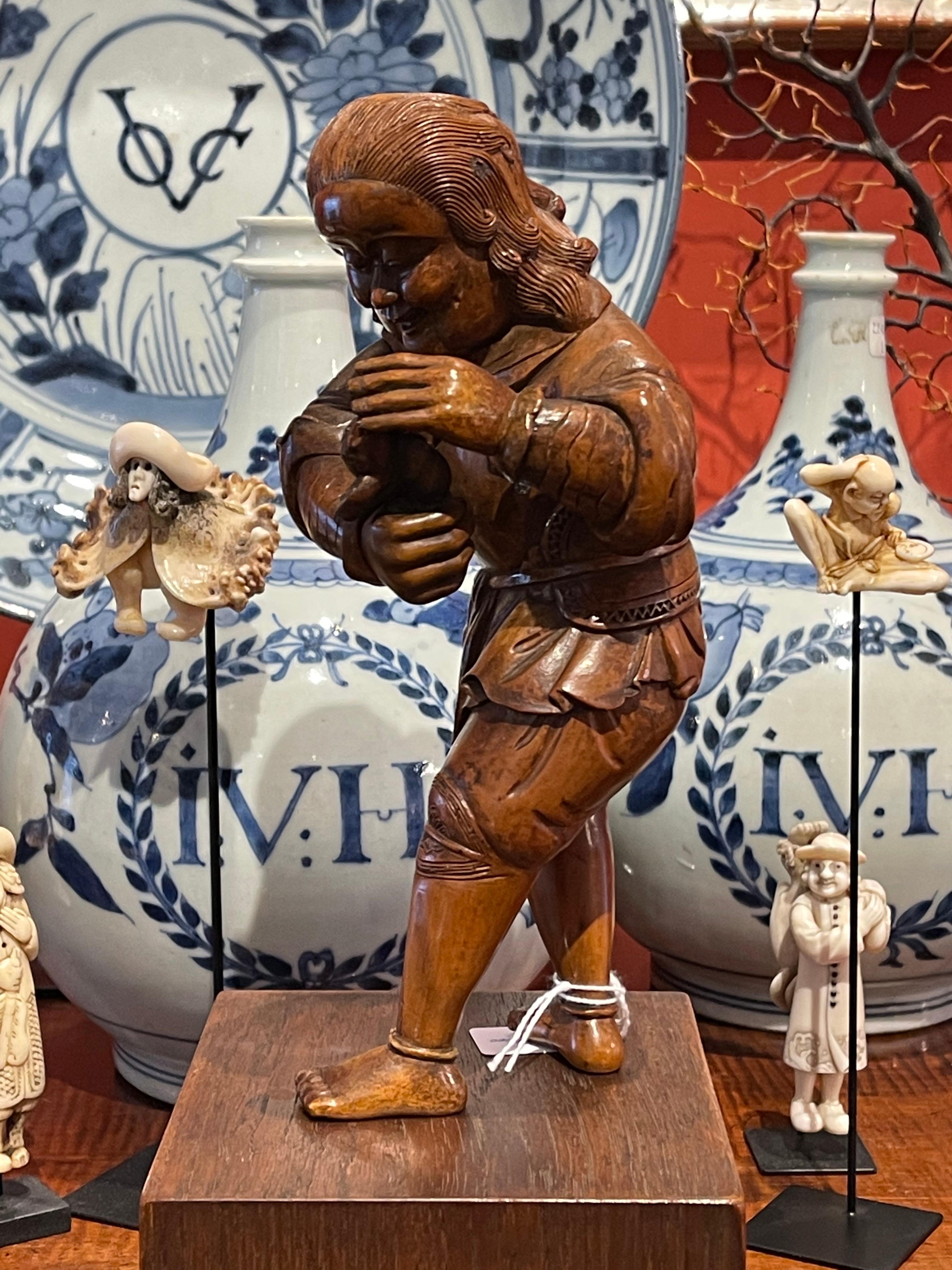 Japanese Sculpture Okimono of a Dutchman, Dutch Colonial, 18th Century In Good Condition For Sale In Amsterdam, NL