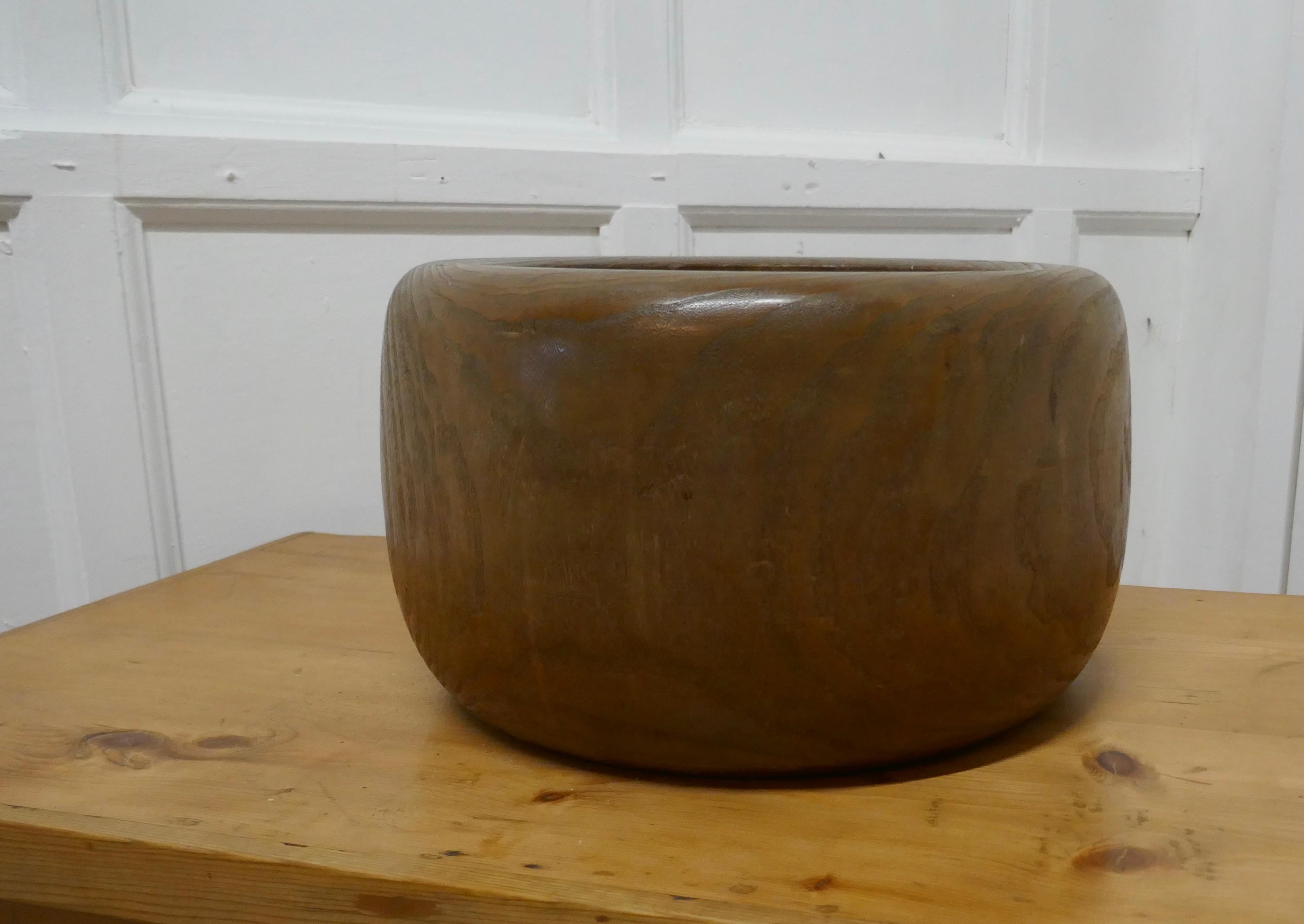 Japanese Sculptured Wood Brazier with Copper Liner In Good Condition For Sale In Chillerton, Isle of Wight