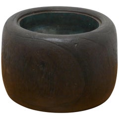 Japanisches skulpturales Holzgefäß mit Kupfereinlage