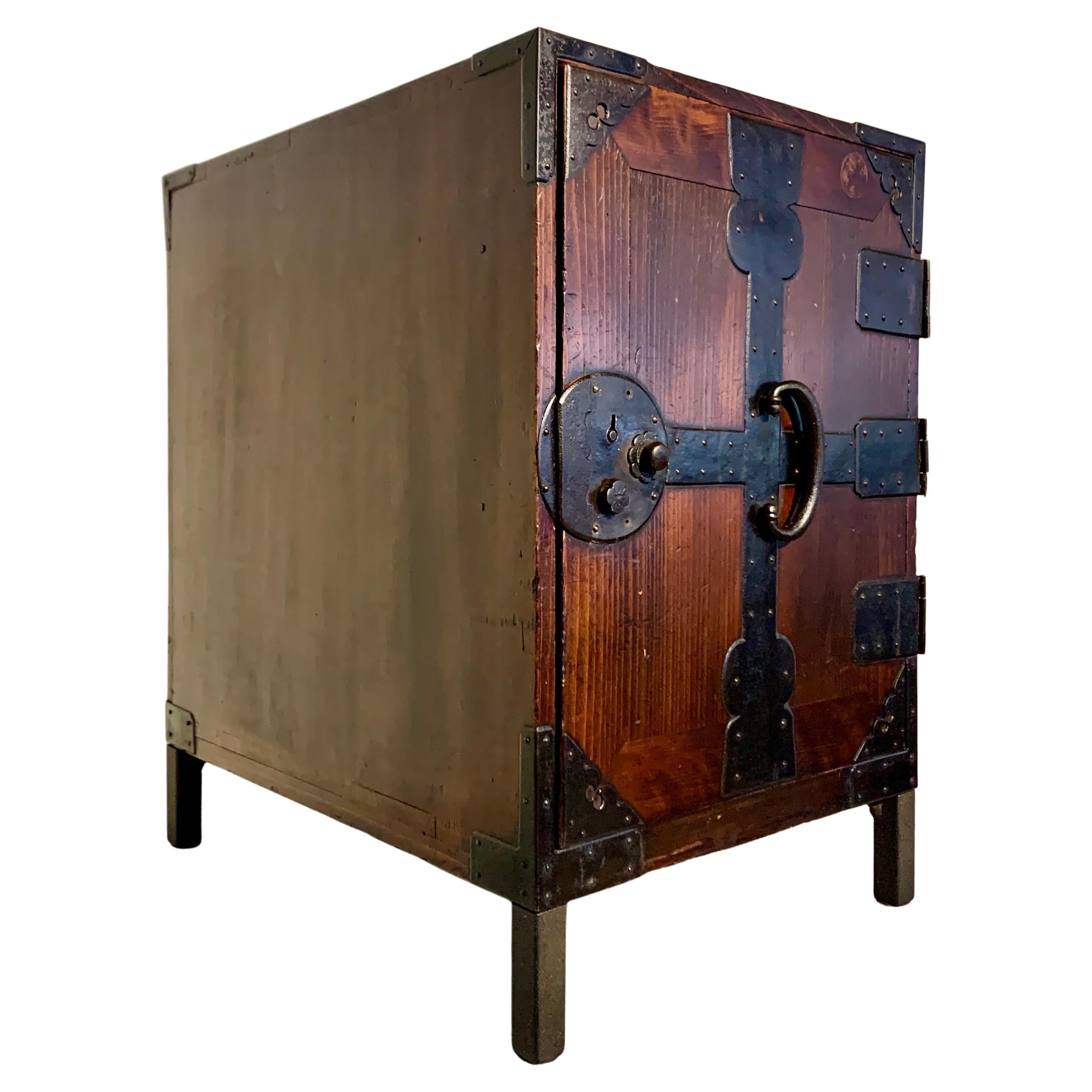 Japanese Sea Captain's Chest, Funa Tansu, Keyaki und Eisen, Meiji-Periode, Japan im Angebot