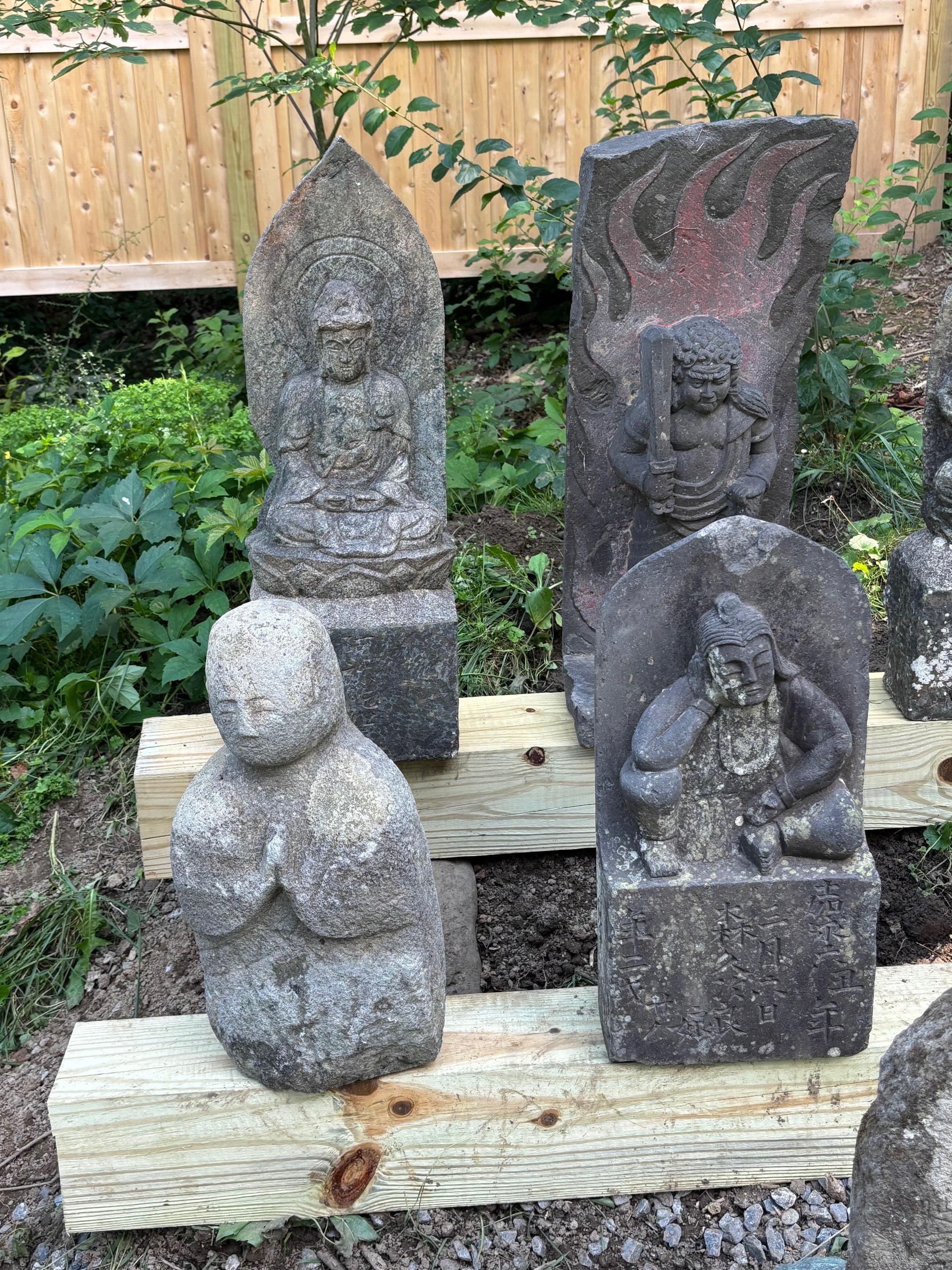 Bouddha japonais assis en prière  Belle pierre ancienne en vente 7