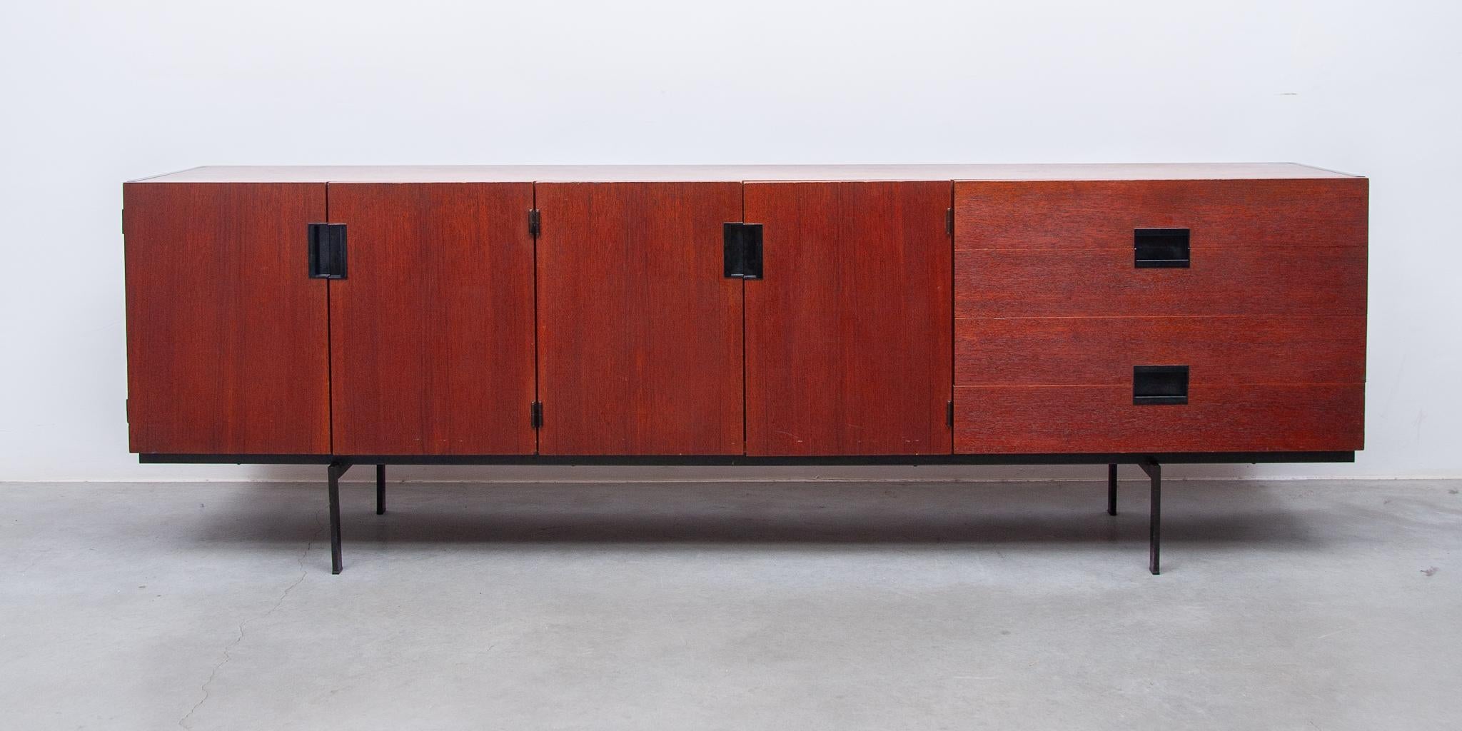 Aparador minimalista serie japonesa DU03 de Cees Braakman para Pastoe, 1958. Icono de diseño holandés de alta calidad. El DU03 es uno de los aparadores más famosos y también más codiciados de Pastoe. Es una parte de la  