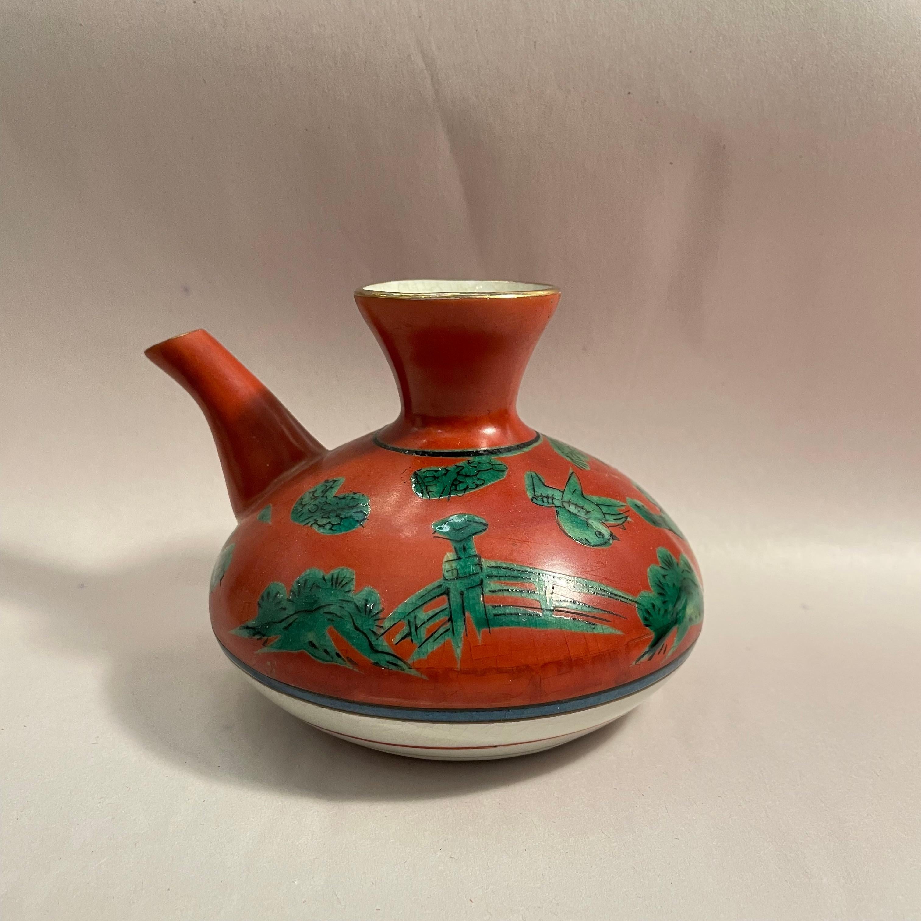 Dies ist ein Krug zum Servieren von Sake. 
Es wurde in der Showa-Ära um die 1960er Jahre hergestellt.  Es ist aus Porzellan gefertigt.
Dies ist Kutani-Ware. Und es ist der Stil namens Mokubei AOKI.

Abmessungen:
11.5 x 13.5 x H9 cm

Aoki Mokubei
