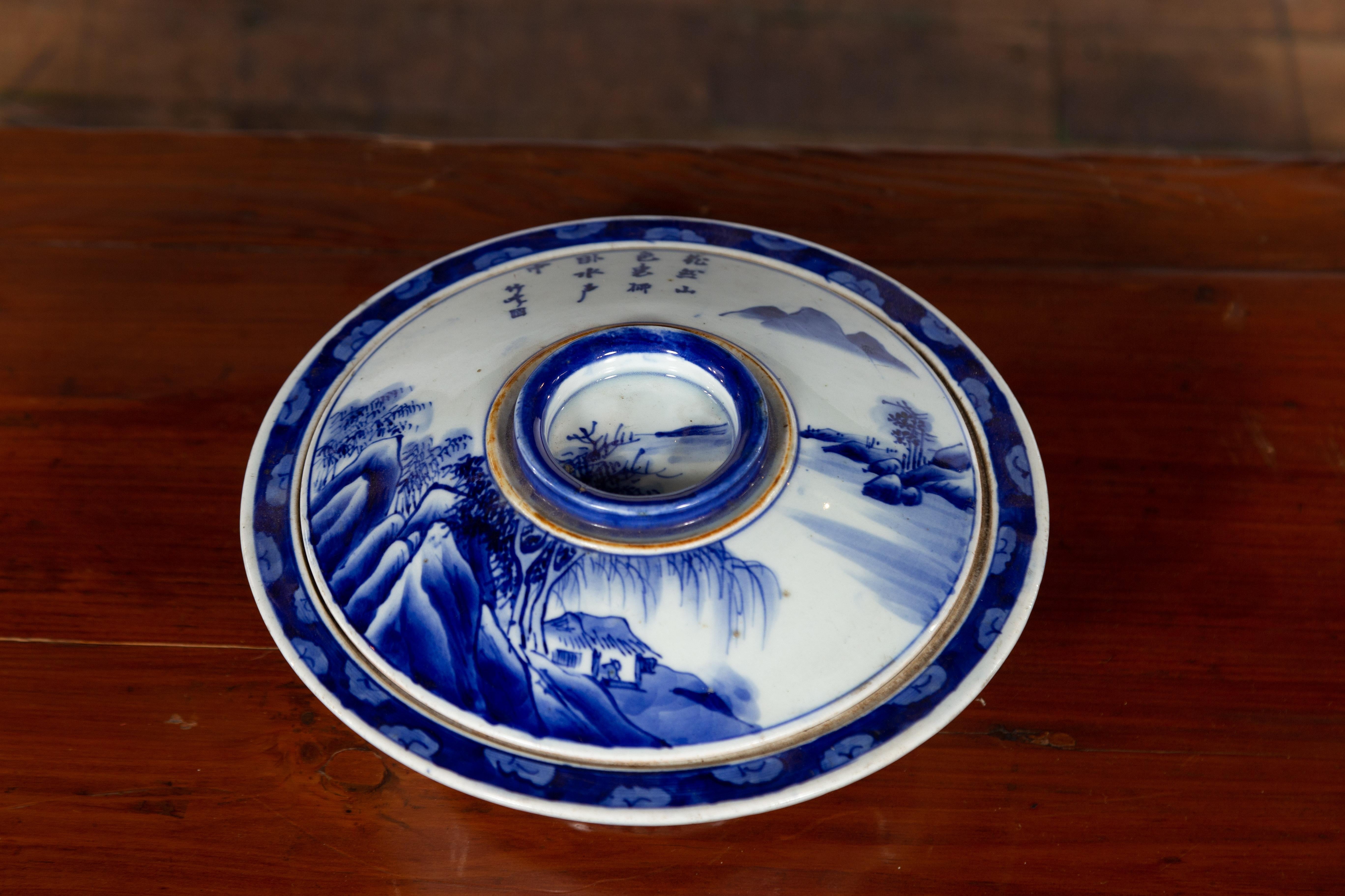 Japanische Gemüseschale aus japanischem Seto-Porzellan mit handbemaltem blau-weißem Dekor (20. Jahrhundert) im Angebot