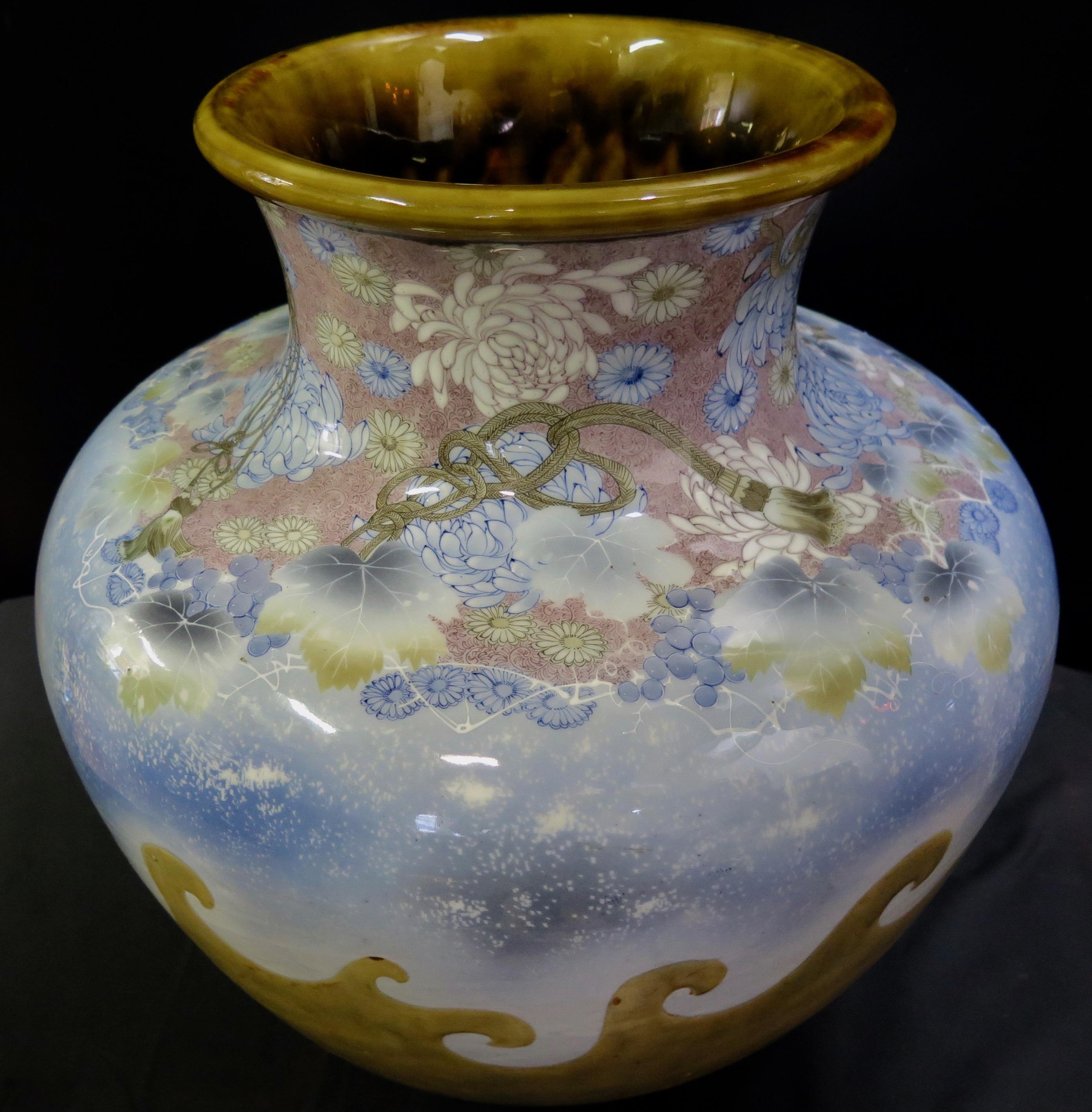 Japanese Seto Porcelain Ware Jar Decorated with Color Under-the-glaze 4
