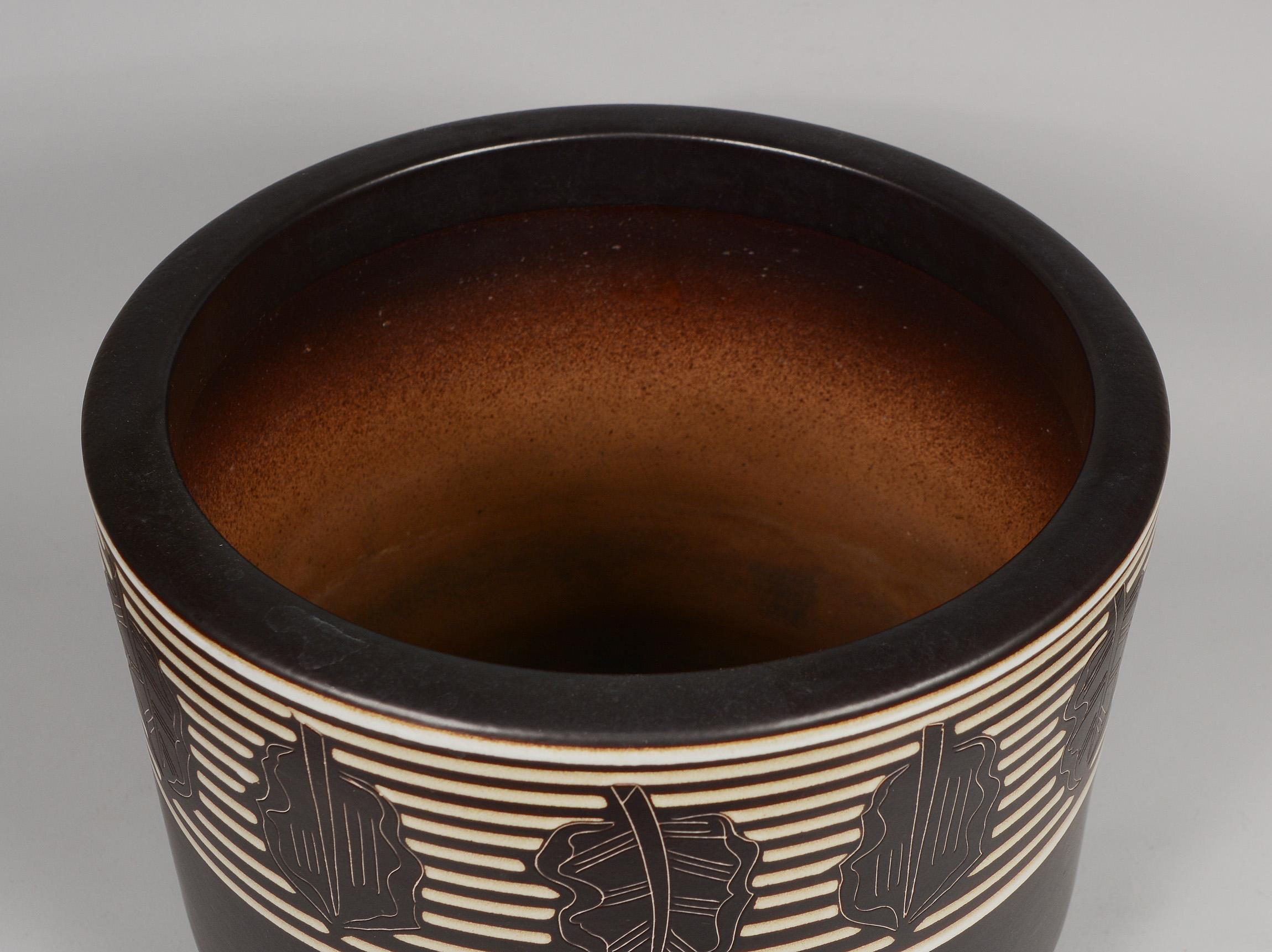 Japanese Sgraffito Architectural Pottery Planter Midcentury In Good Condition In San Mateo, CA