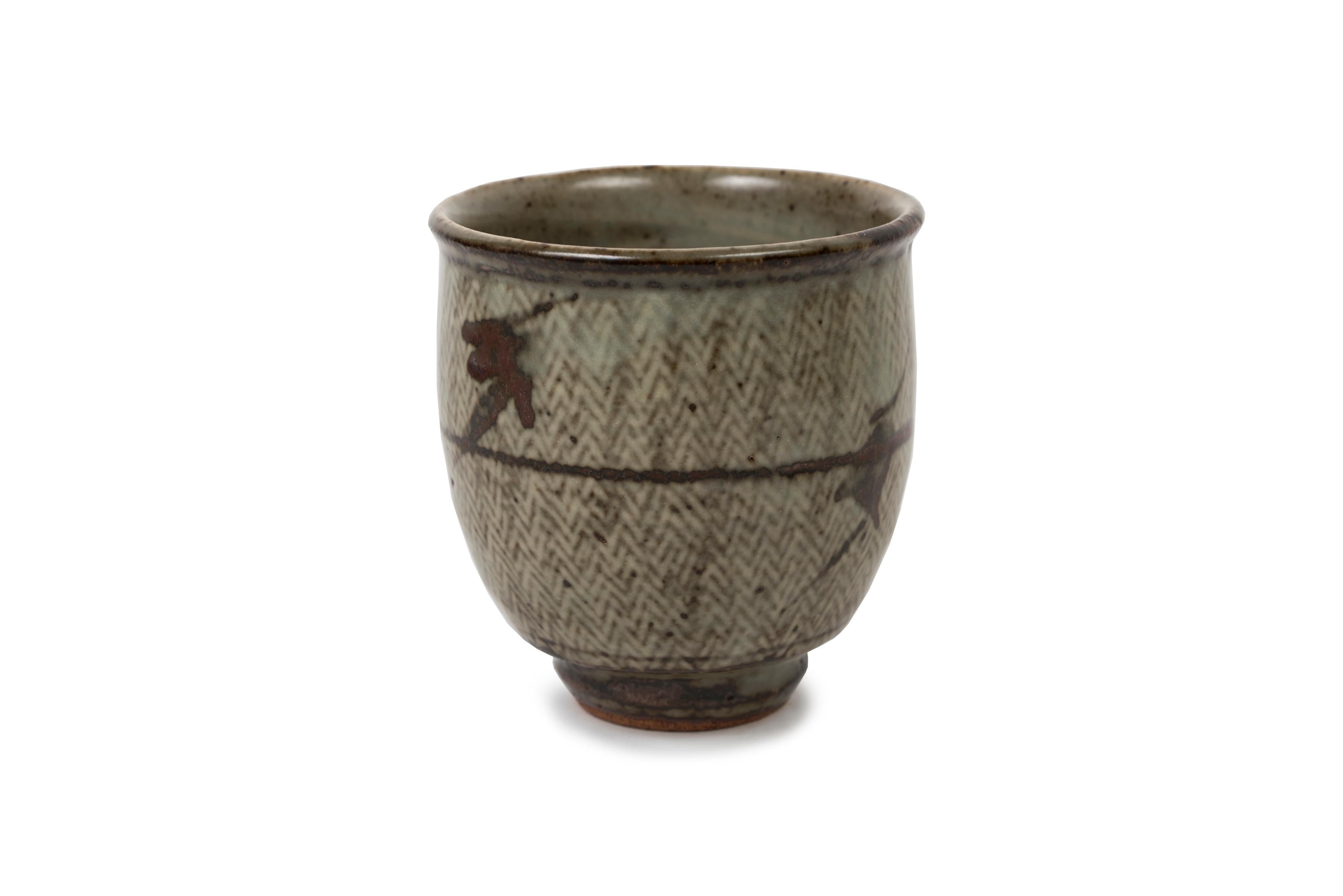 Giapponese Tazza da tè giapponese Shawan in celadon con motivo a corde di Tenzo Shimaoka in vendita