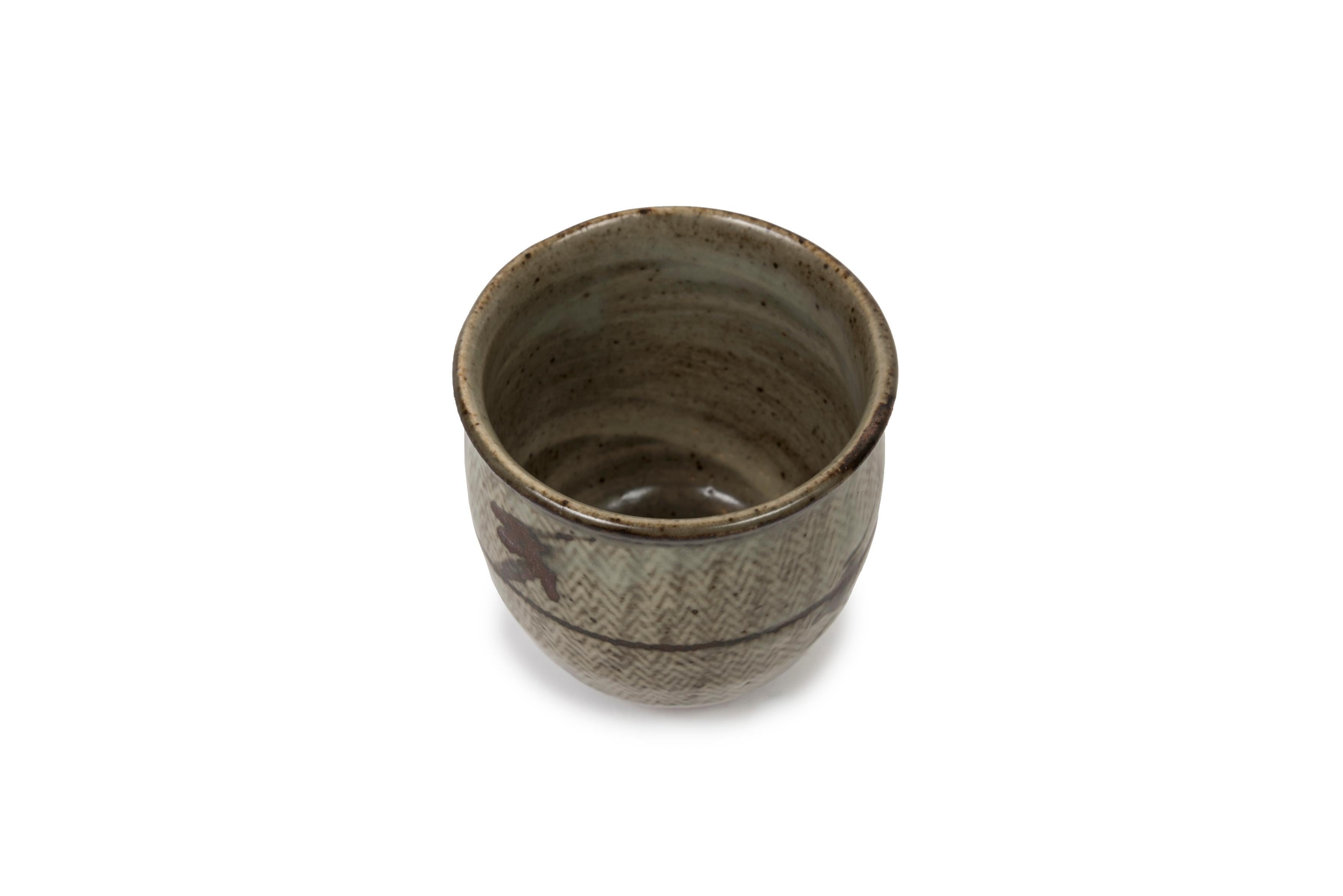 Smaltato Tazza da tè giapponese Shawan in celadon con motivo a corde di Tenzo Shimaoka in vendita