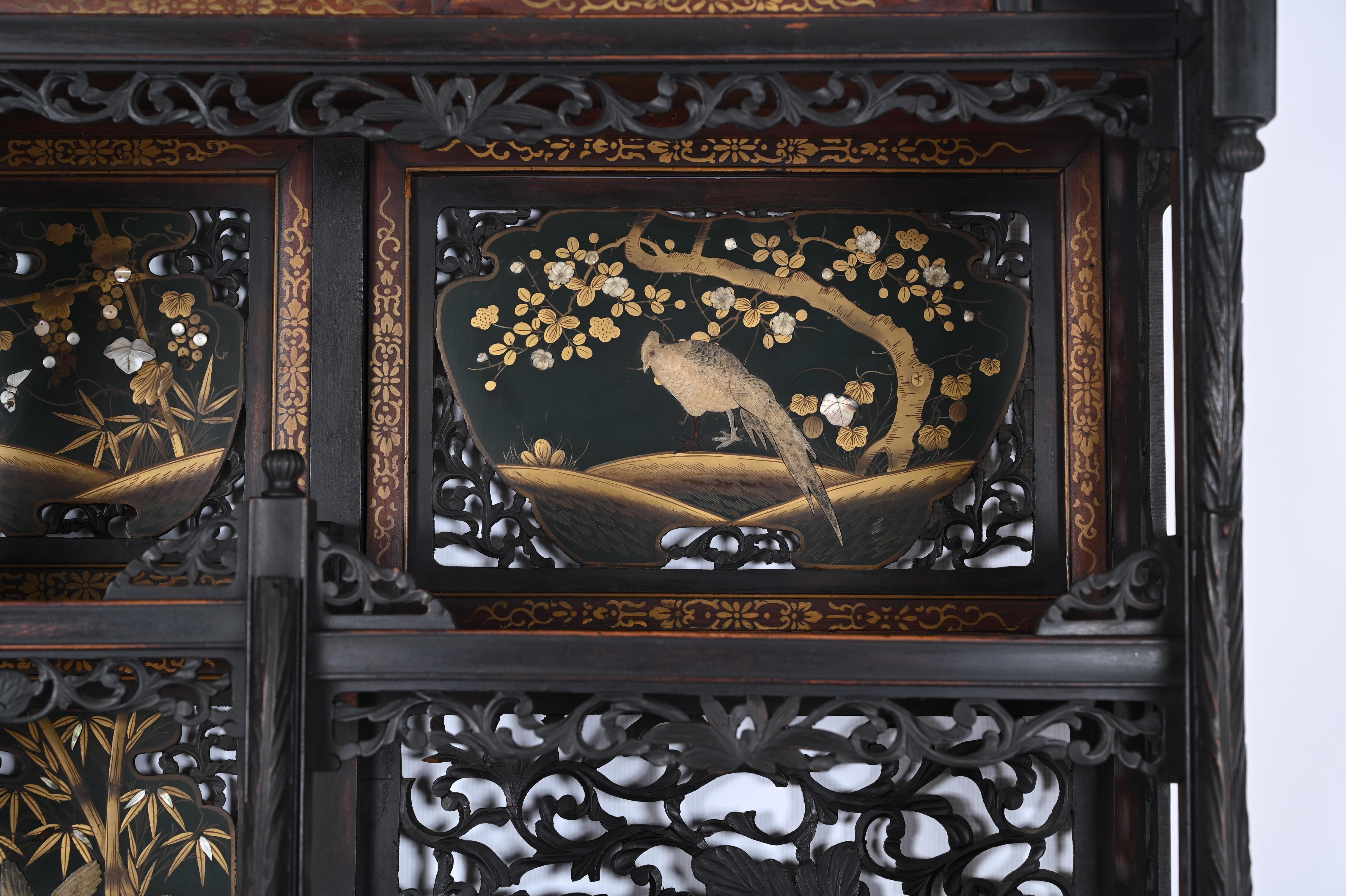 Japanese Shibayama Cabinet, Carved and Black Lacquered, Meiji Period, 1870s In Good Condition For Sale In Roma, IT