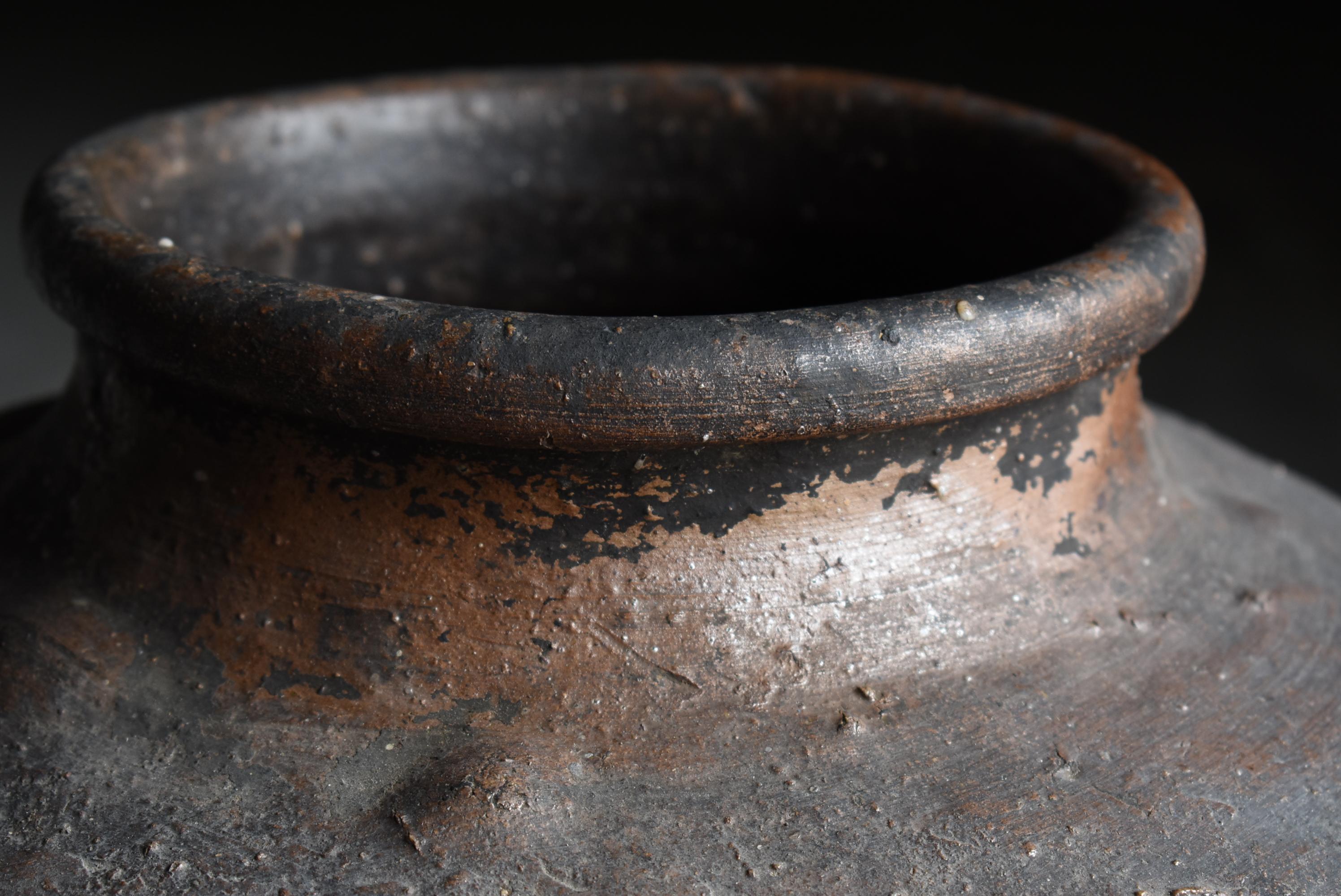 Japanese Antique Shigaraki Ware 17th Century / Pottery Vase Vessel Wabi Sabi In Good Condition For Sale In Chōsei District Nagara, JP