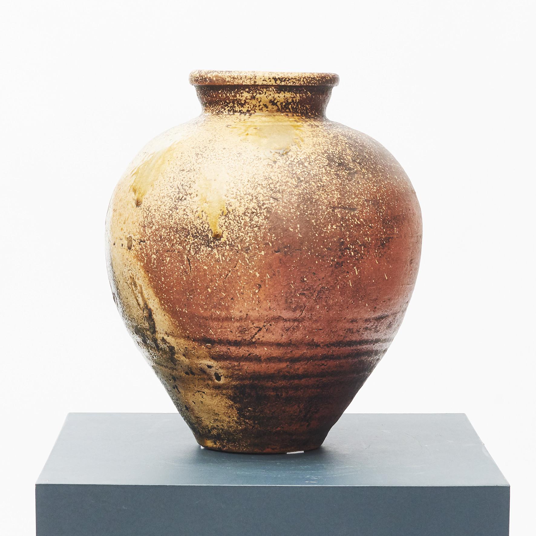 Japanese Shigaraki ash glazed storage jar. Stoneware in rich shades of green / reddish / yellow. Signed by artist on bottom.
Japan, circa 1950. A very beautiful and decorative vase.