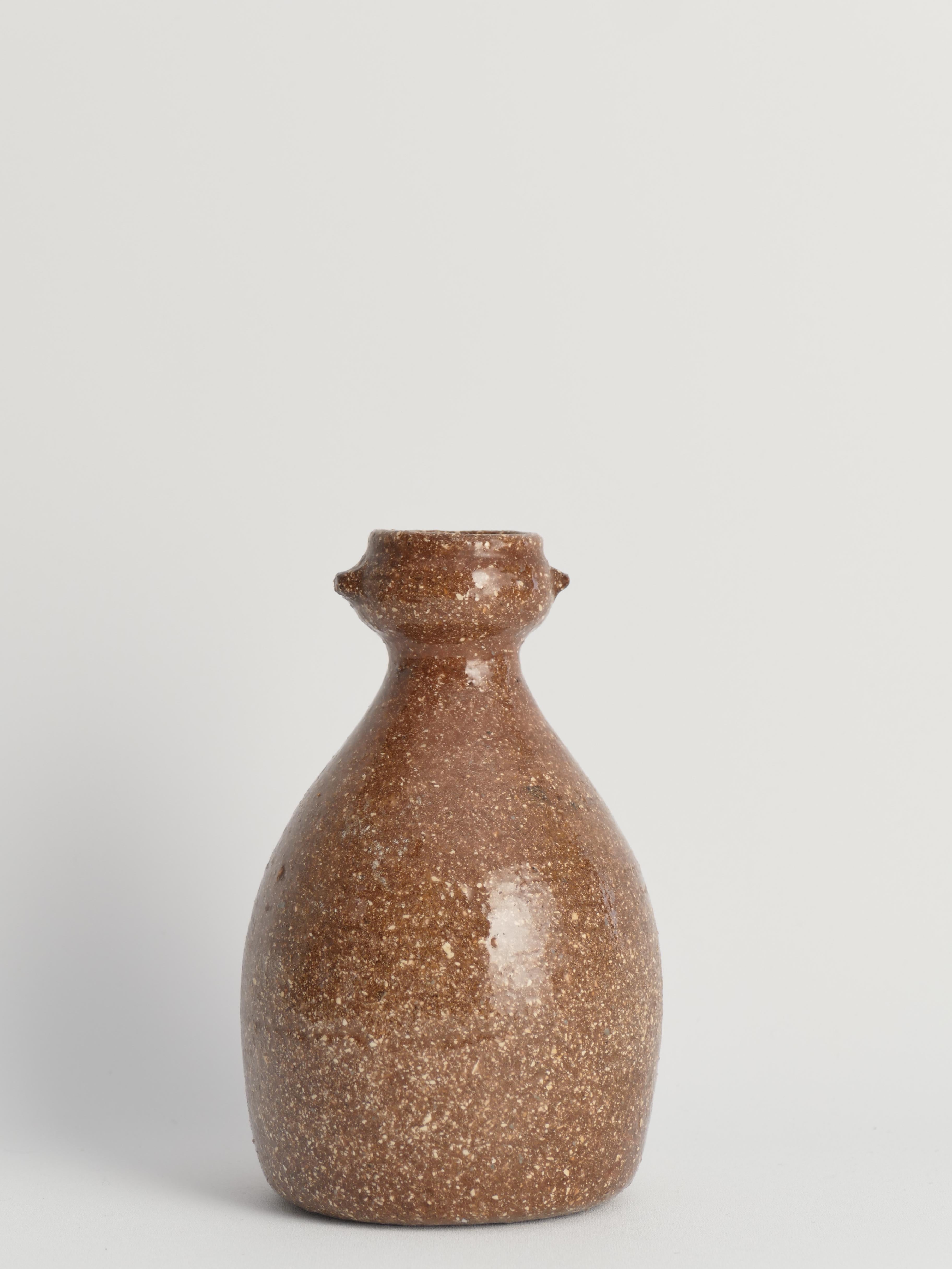 Smaltato Vaso in gres fatto a mano di ispirazione giapponese Shigaraki con struttura simile a un cirripede in vendita