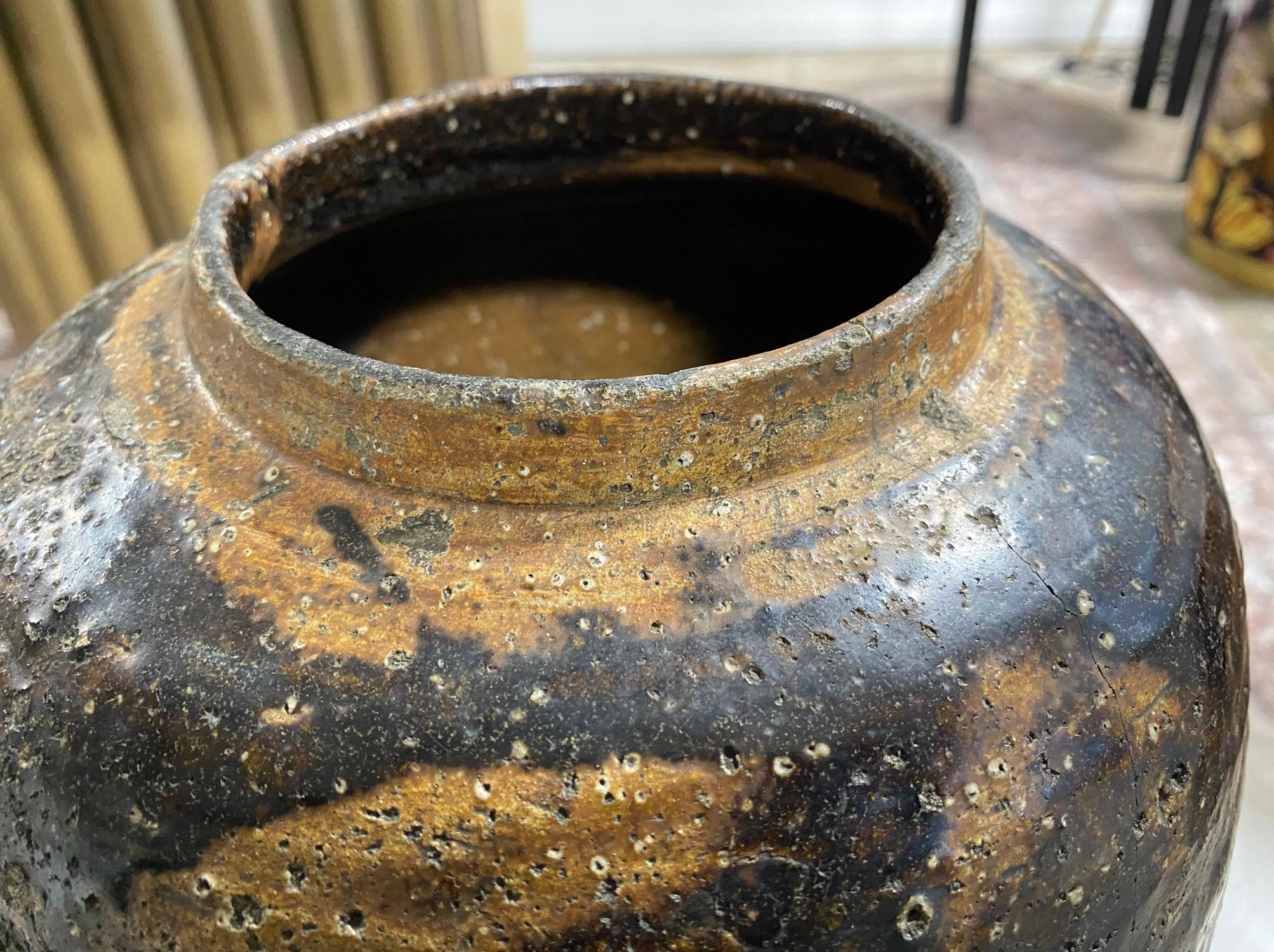 Japanese Shigaraki Iron Glazed Large Stoneware Pottery Tsubo Jar Vase Edo Period In Good Condition In Studio City, CA