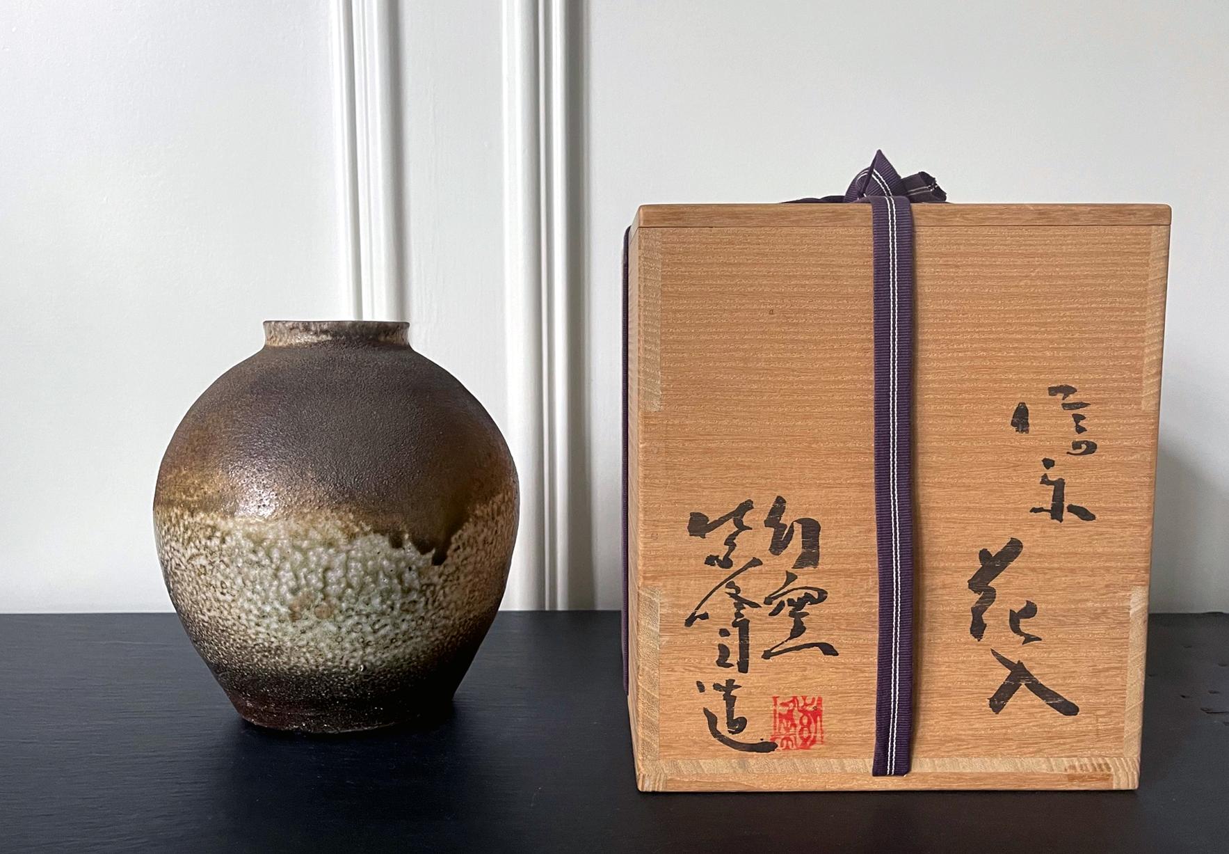 Japanese Shigaraki Jar for Ikebana by Shiho Kanzaki For Sale 4