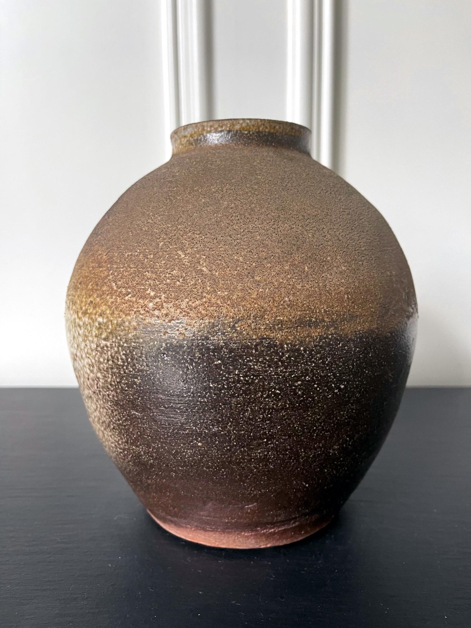 A Shigaraki stoneware jar by Japanese potter Shino Kanzaki (1942-2018). Kanzaki is a world renowned potter in Shigaraki who based his modern work on the ancient tradition of Shigaraki and Iga ware by firing his pieces in anagama kiln (underground