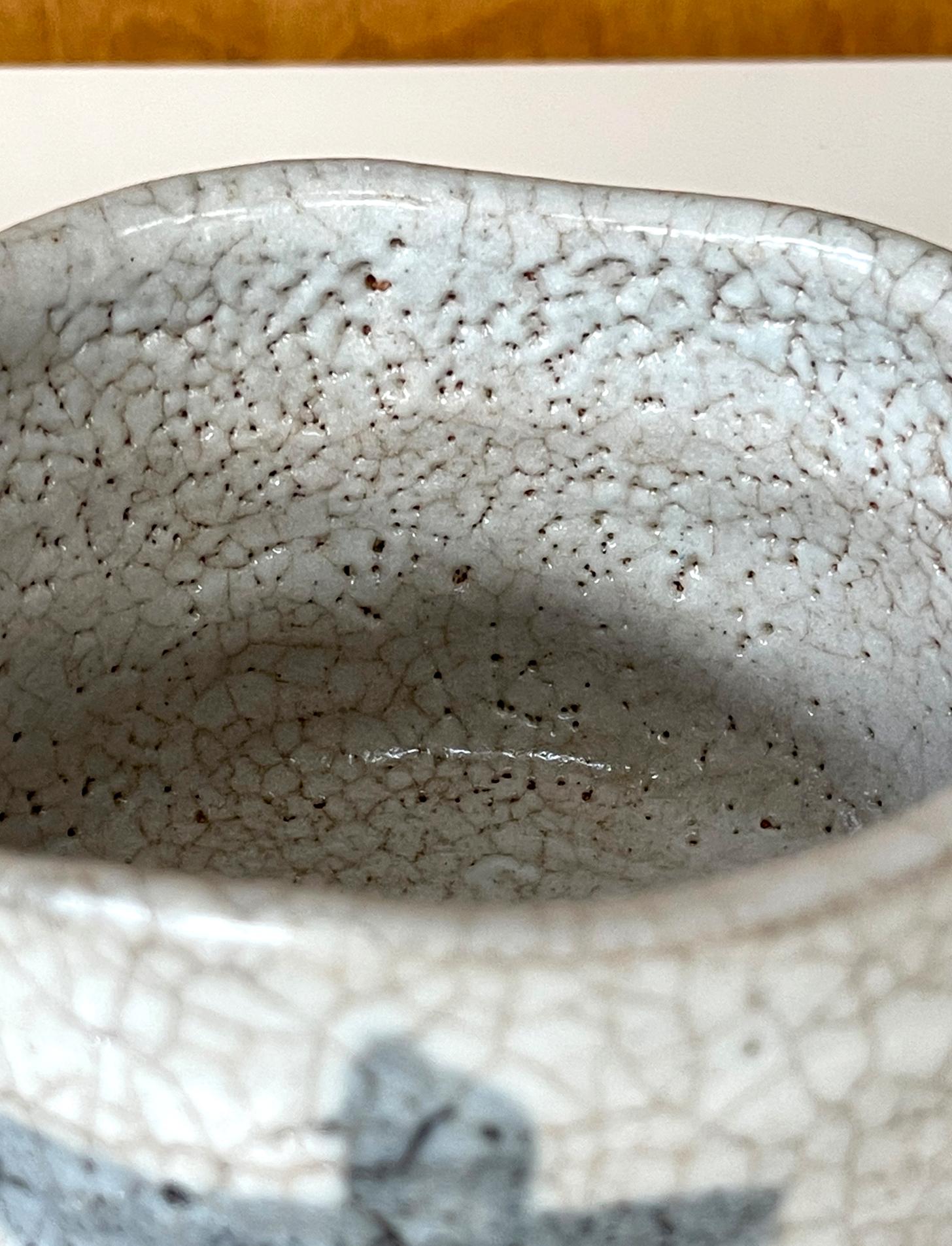 20ième siècle Bol  th chawan en porcelaine japonaise Shino de Toyoda Katsuhiko en vente