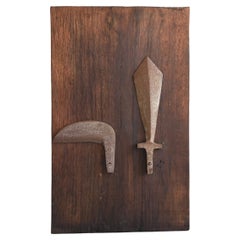 Plaque japonaise Shinto Ema souhaitant en bois avec Sickle et épée en fer