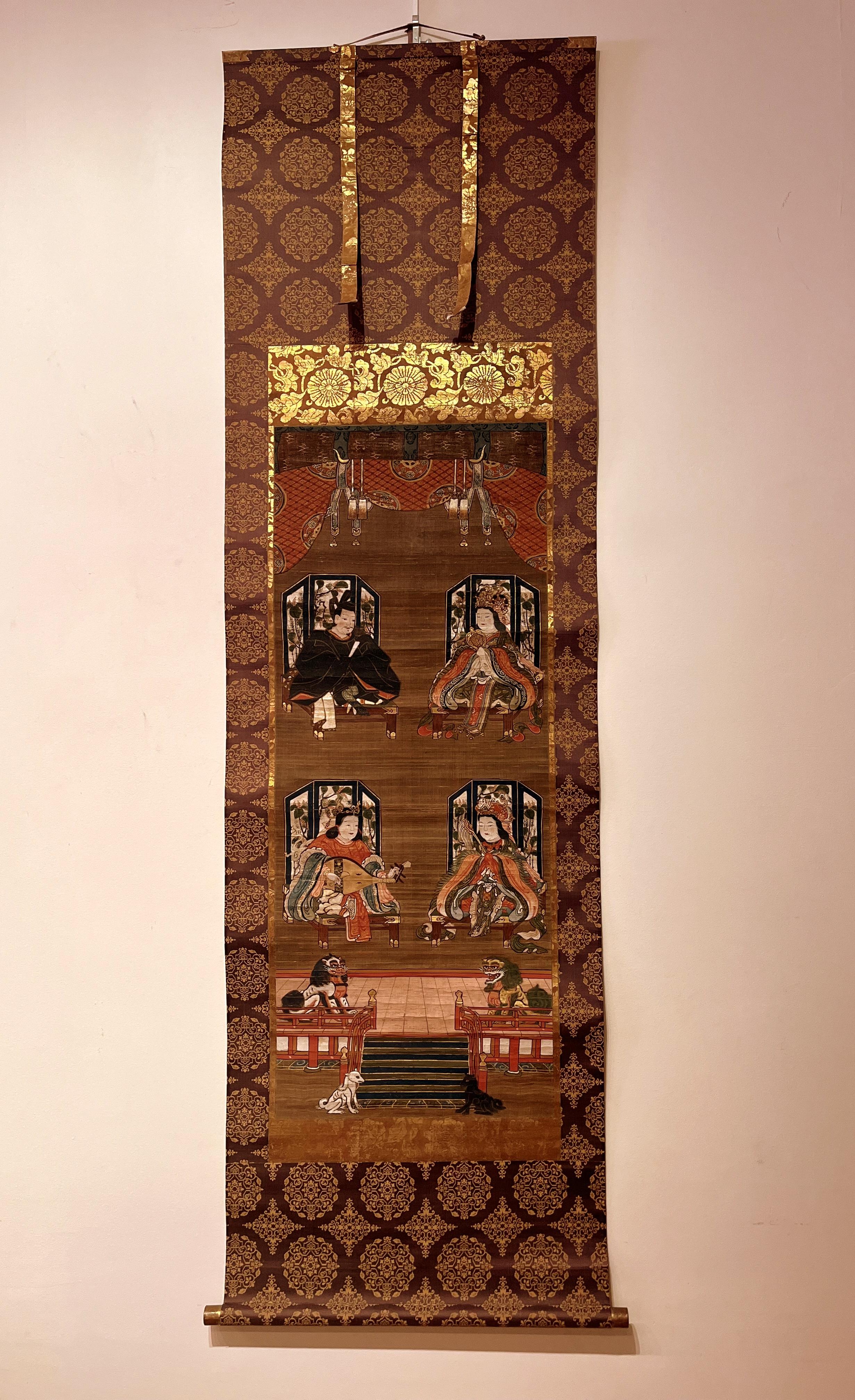 Japanese painting of Shito religion shrine depicted the four deities in court dress represent a hierarchy of local Shinto gods (kami) and with pair of guardian lions and lower stairway with white and black fox.
The upper pair comprises Kariba Myōjin