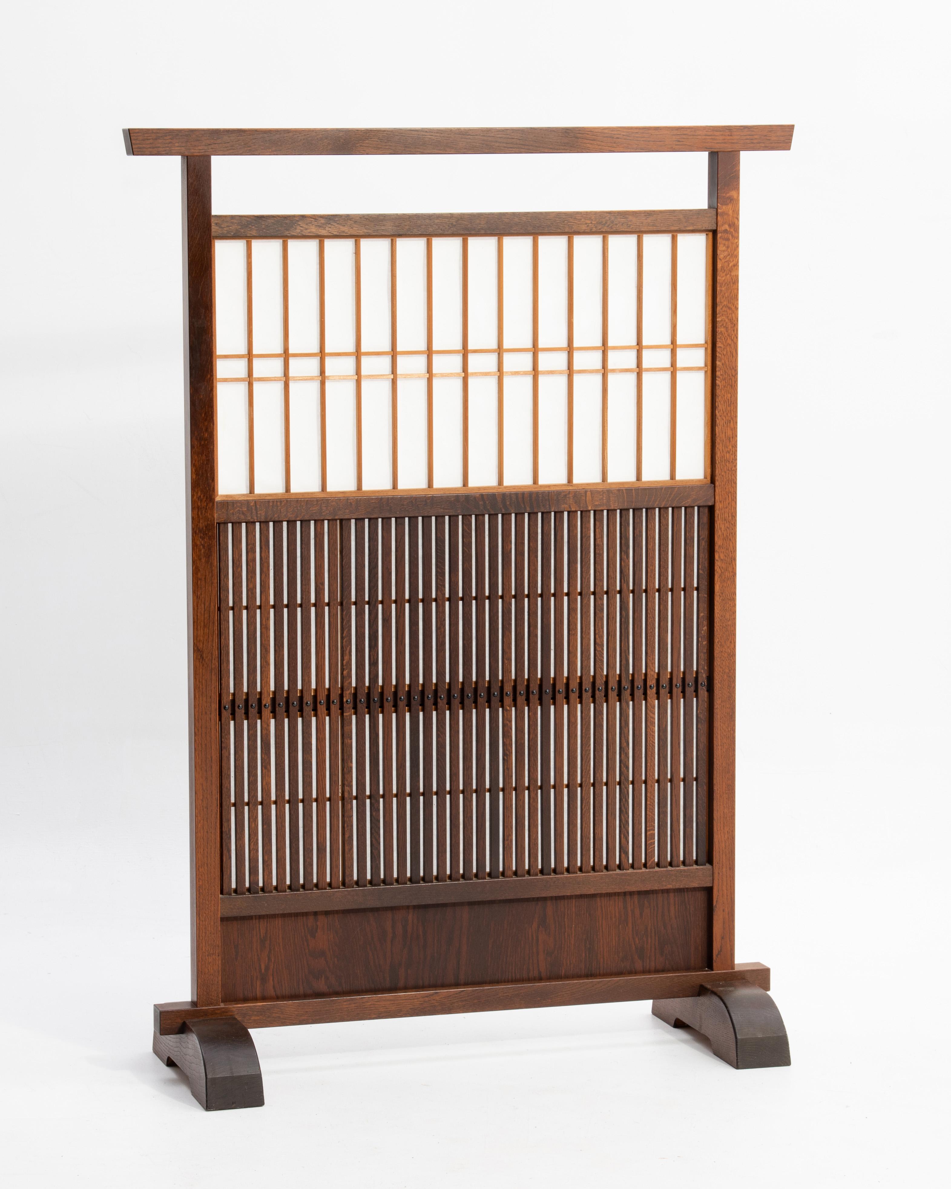 Brise-vue japonais Shoji du milieu du 20e siècle. Merveilleusement réalisé avec de grandes proportions.

L'écran Zelkova (orme japonais) se caractérise par une grande barre de crête, une section centrale avec un motif Kumiko sur un panneau avec des