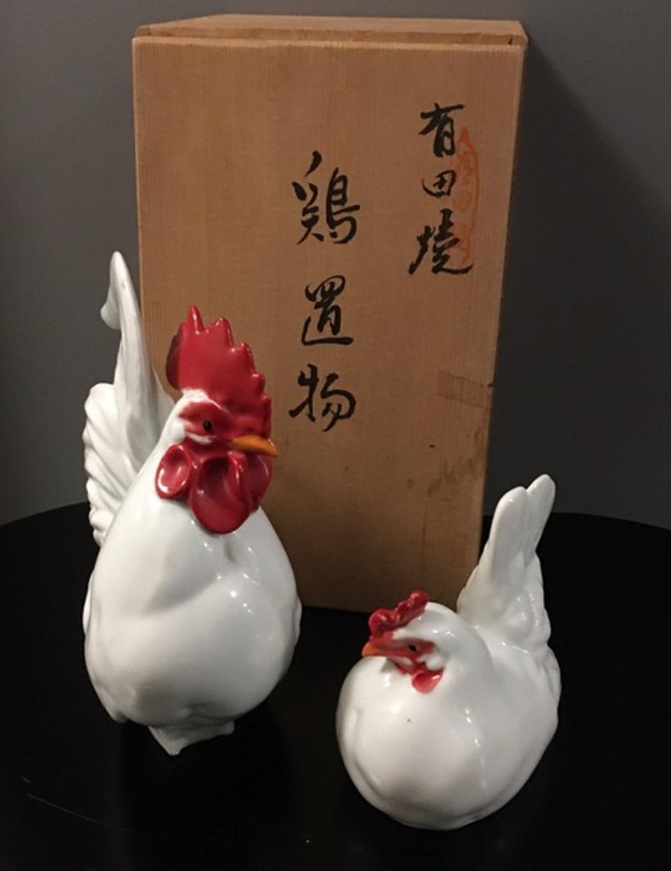 Paire de coqs et de poules en porcelaine Arita de la période Showa, en glaçure blanche et rouge éclatante. La paire est livrée avec une boîte signée et a été fabriquée pendant la période Showa, vers 1940. Les poteries d'Arita sont un artisanat