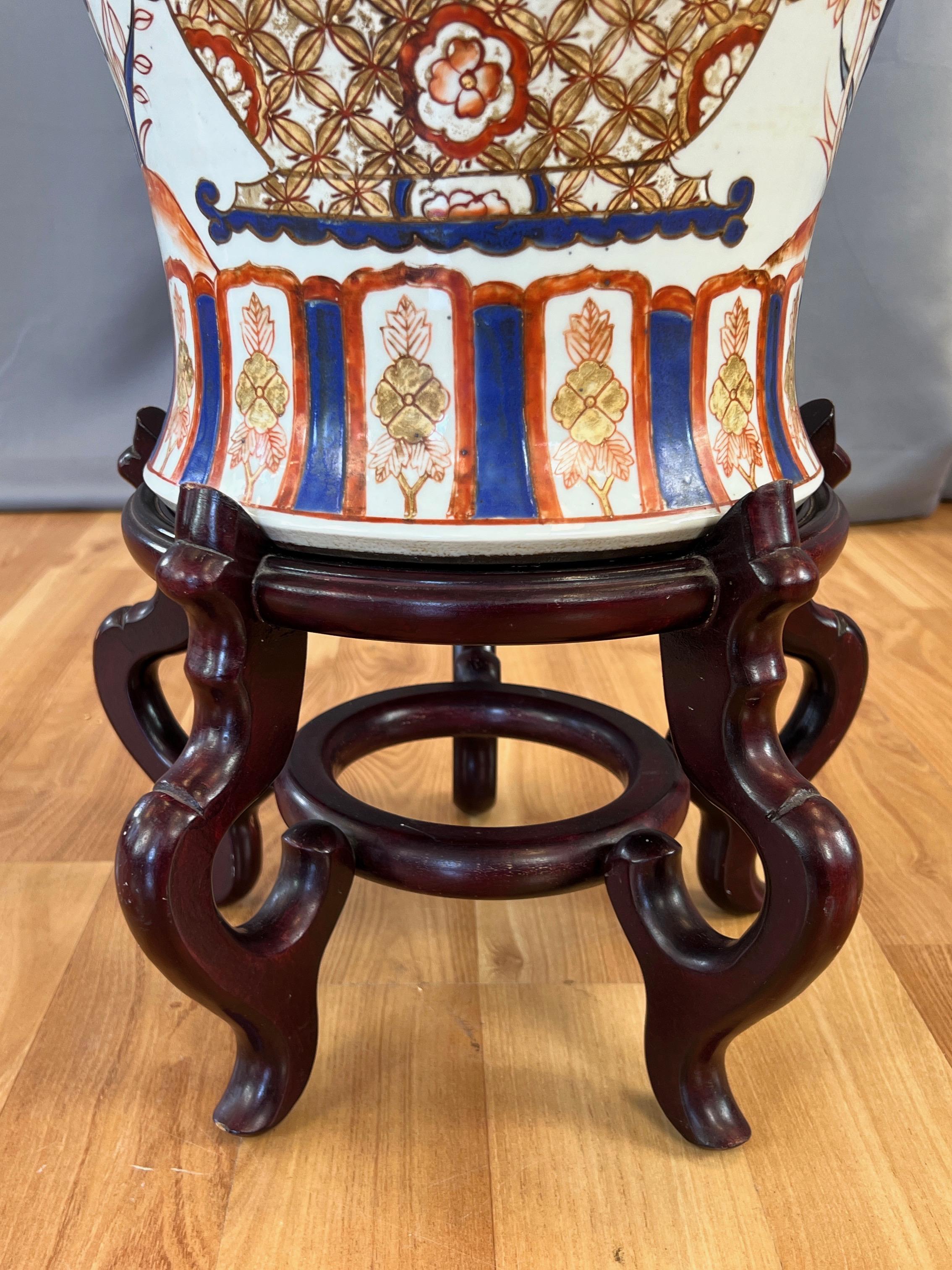 Japanese Shōwa Era Imari Extra-Large Lidded Temple Jar on Wood Stand, c. 1940 In Good Condition For Sale In San Francisco, CA