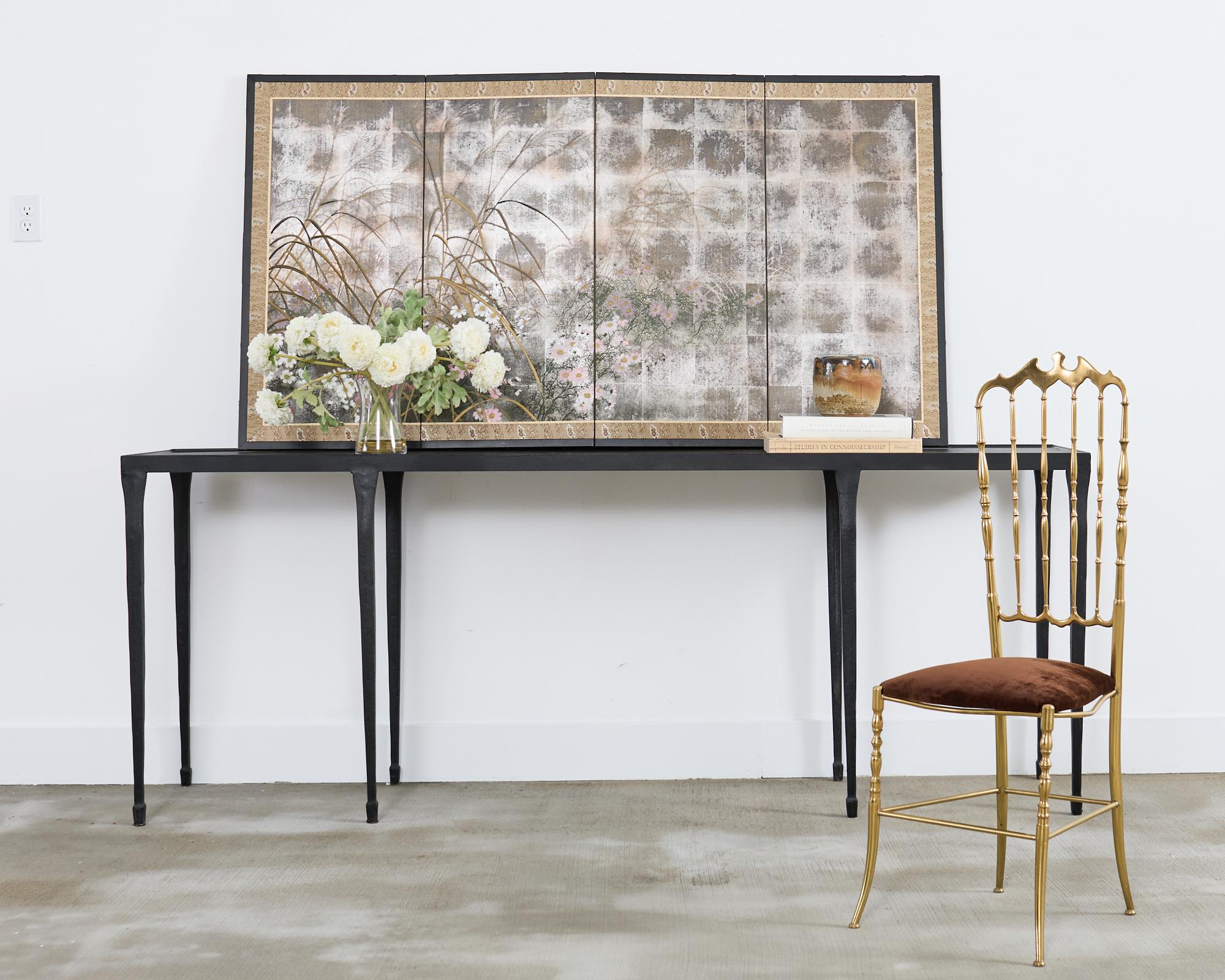 Notable biombo japonés de cuatro paneles del periodo Showa que representa flores y hierbas otoñales en flor. La pantalla presenta un dramático fondo cuadrado plateado dorado que confiere un ambiente oscuro al cuadro. Elaborada al estilo de la