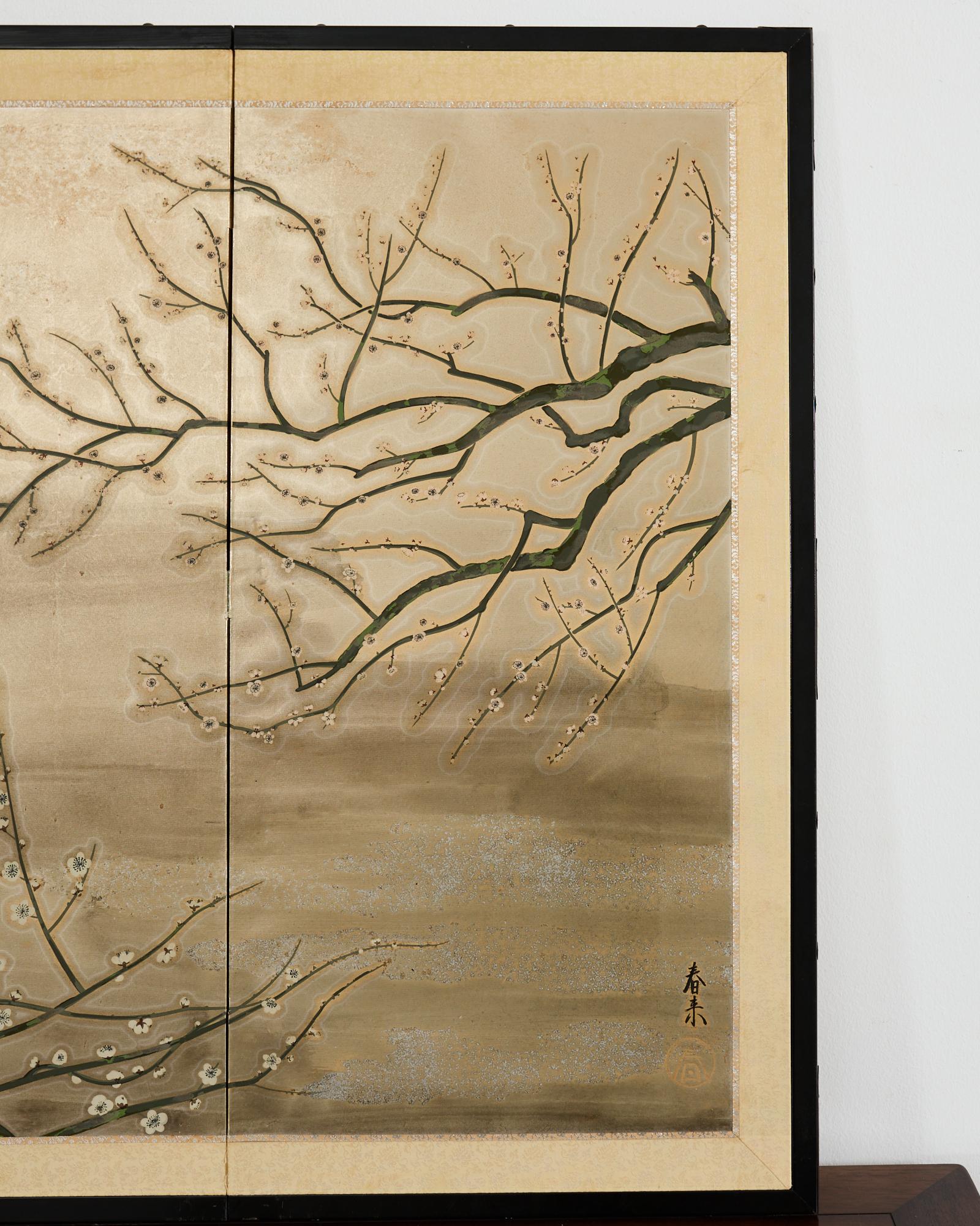Biombo japonés Showa de cuatro paneles Prunus con pájaros cantores siglo XX en venta