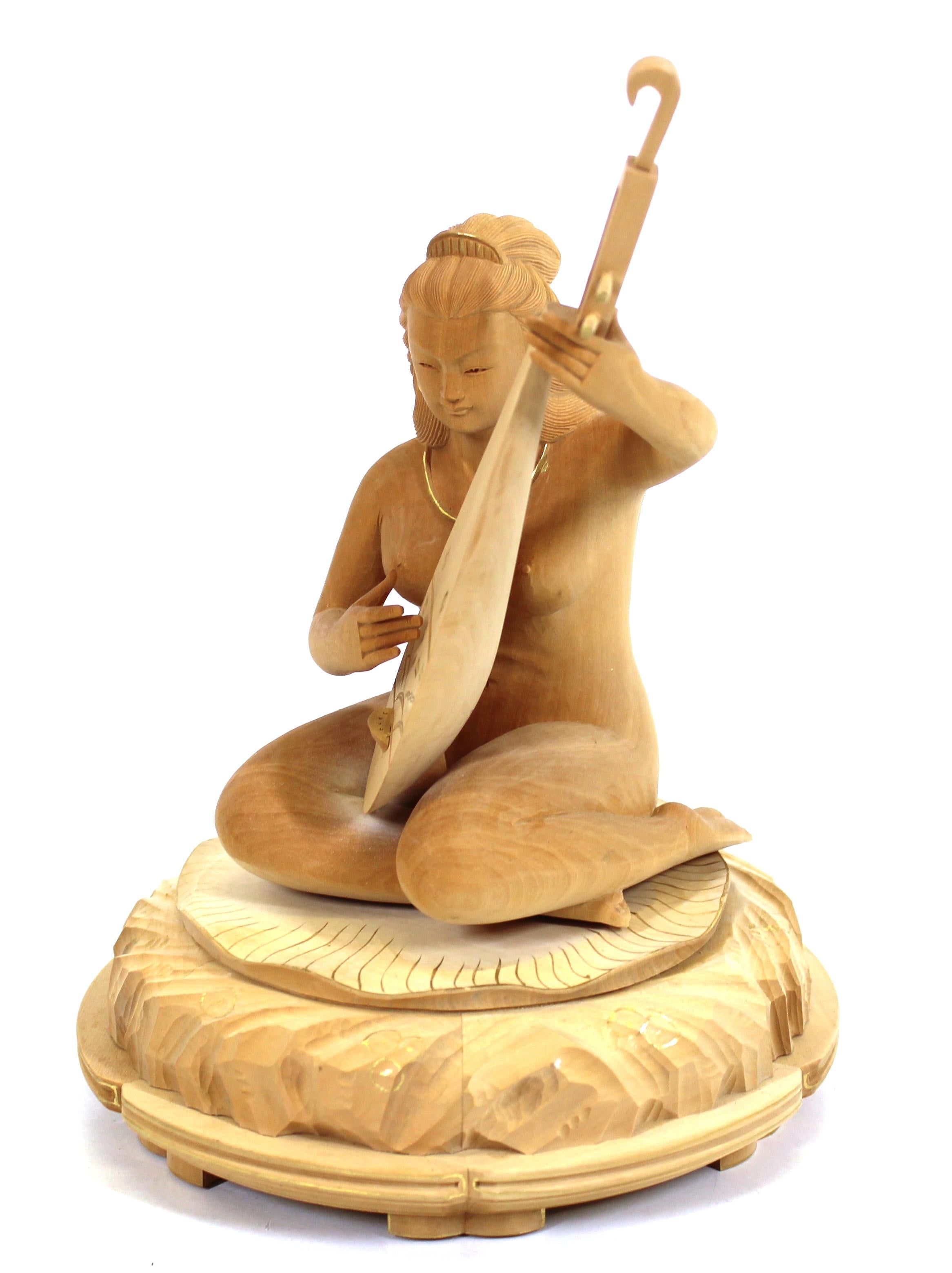 Bois Okimono japonais d'une femme de Shunga jouant de la biwa en vente