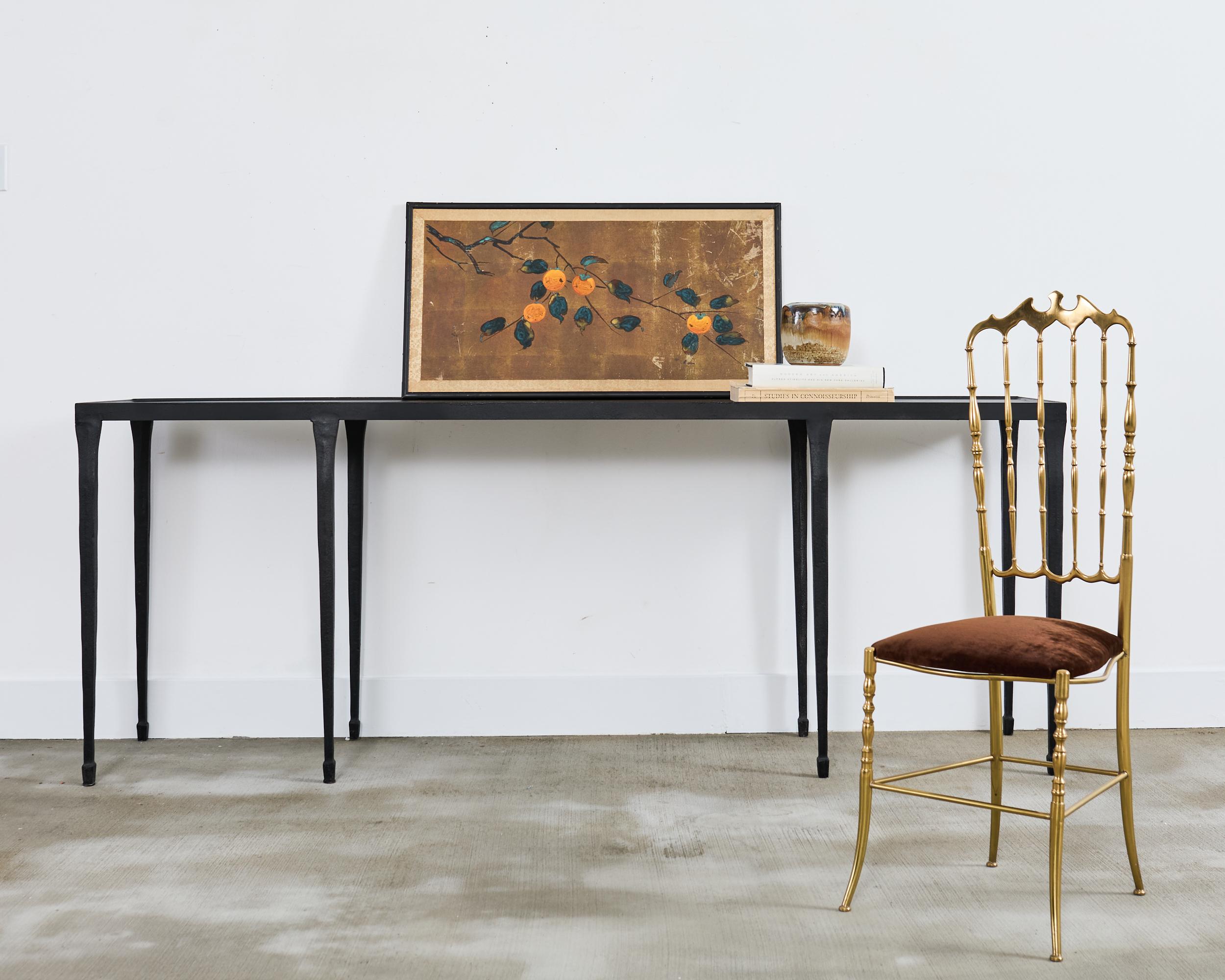 Charmant panneau japonais peint à la main pendant la période Showa, représentant une branche de kaki avec des feuilles. La Branch est peinte sur un fond doré avec une patine volontairement vieillie pour imiter l'âge, comme on peut le voir sur les