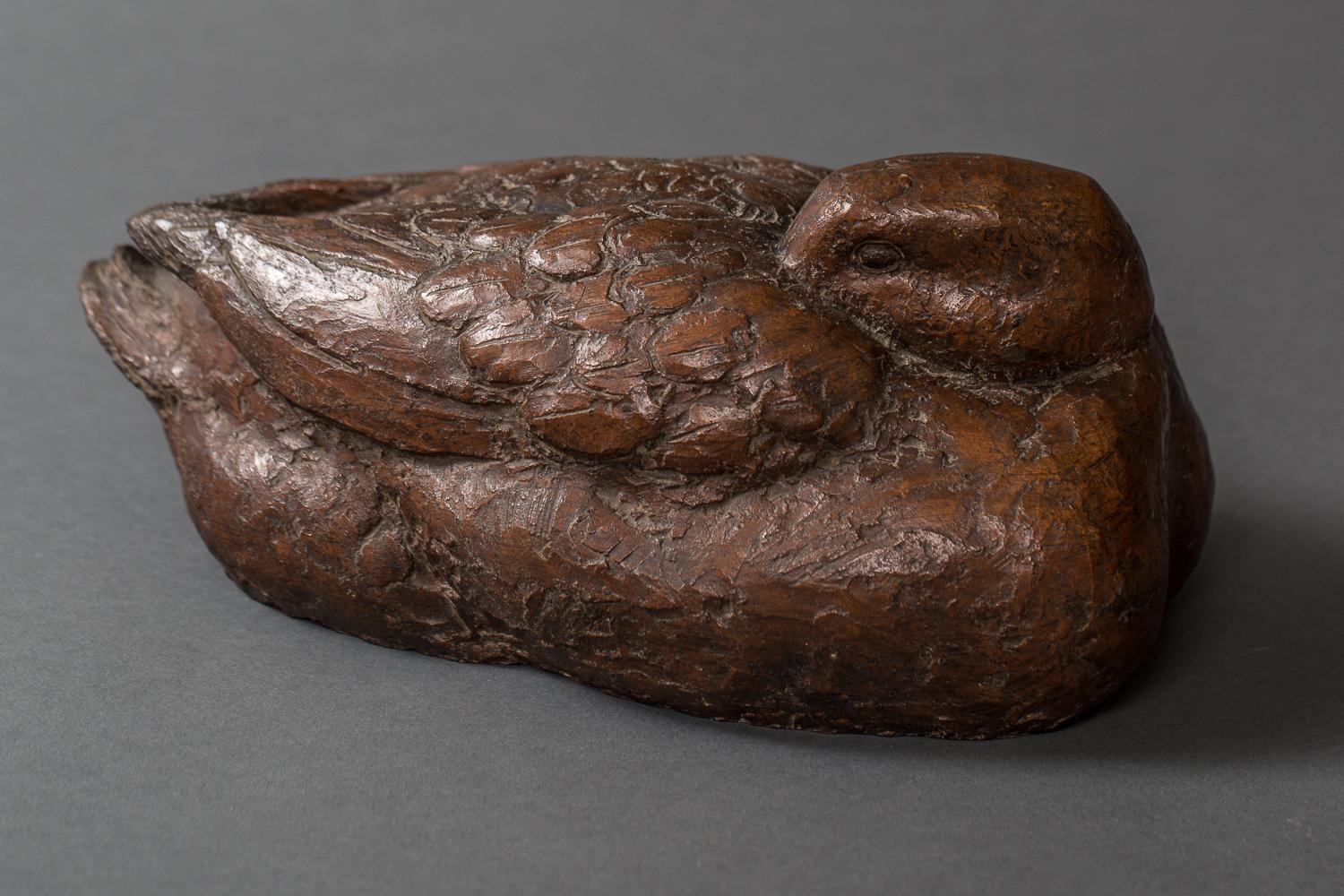 Skulptur einer Ente aus der Showa-Periode (1926-1989), die ihren Kopf in die Flügel gesteckt hat. Trockenlack oder Kanshitsu ist ein Verfahren, bei dem mit Lack getränkte Stoffe über eine Form geschichtet und bearbeitet werden. Signiert vom Künstler
