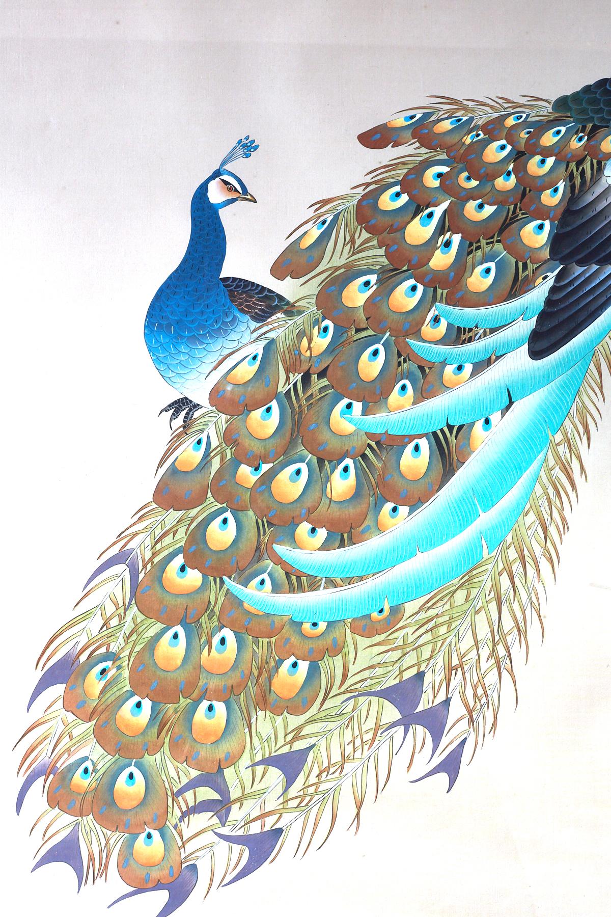 Peinture Showa colorée à l'encre japonaise et en couleur sur soie représentant un couple de paons. Des couleurs vives et de beaux détails avec une signature et un sceau sur le côté droit en bas. Encadré dans un cadre blanc peint du milieu du siècle